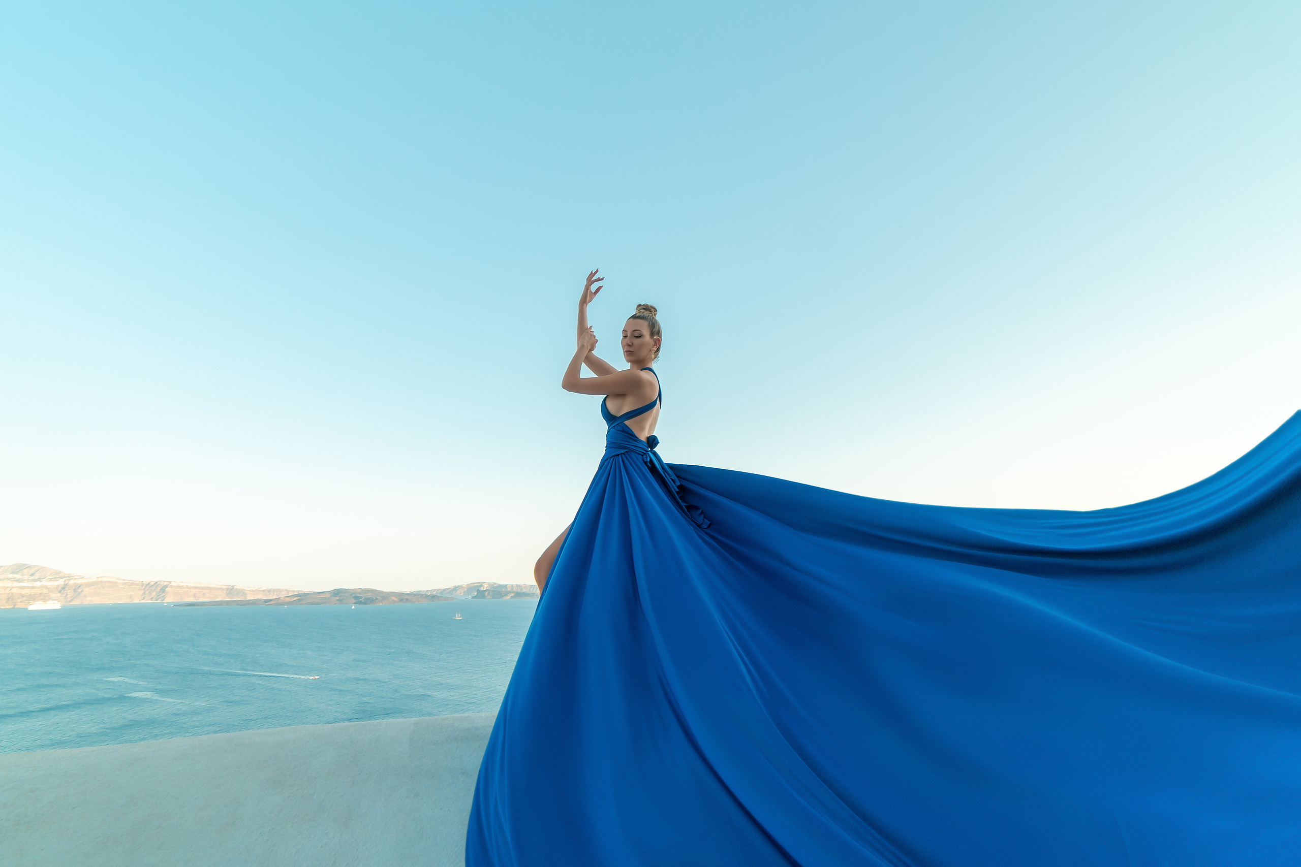 Sunset time in Oia, royal blue dress. Photographe vidéaste à Santorin|Séances photos de Robe volante Santorin|