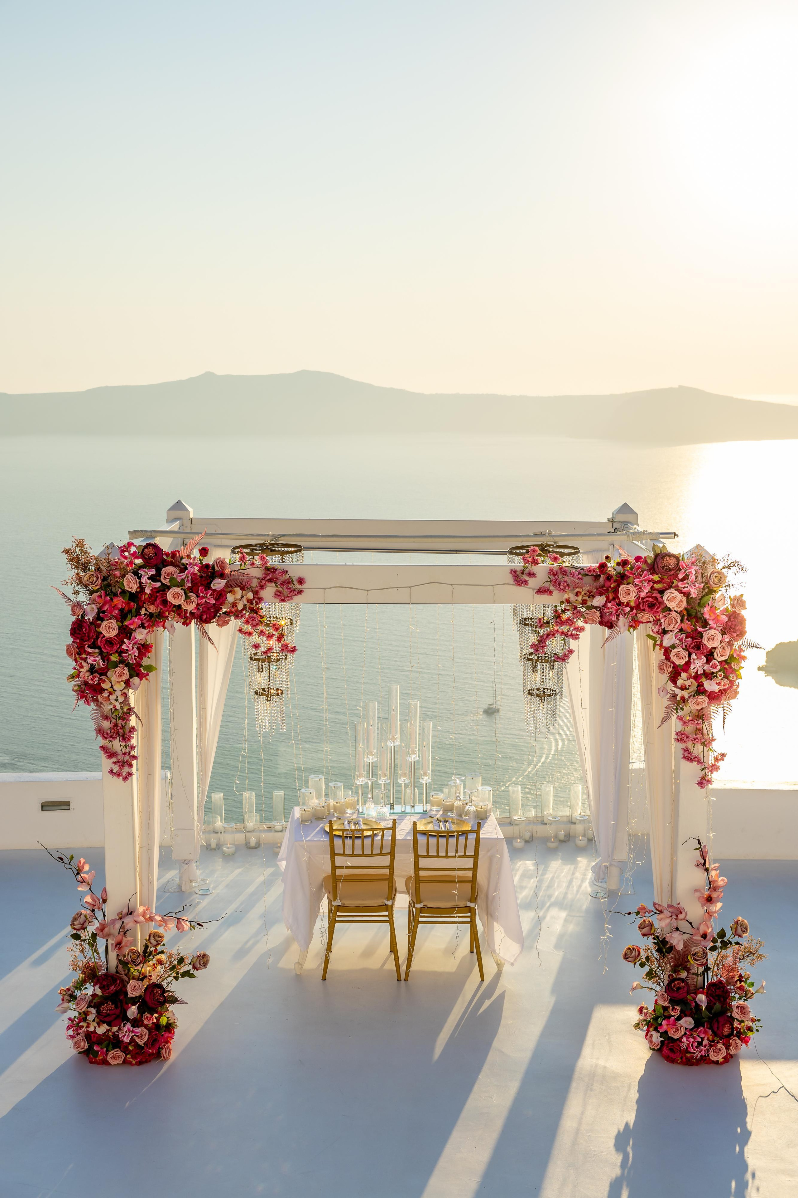 Magical Floral Decor Ideas for Secret Marriage Proposals in Stunning Santorini Venues. Photographe vidéaste à Santorin|Séances photos de Robe volante Santorin|