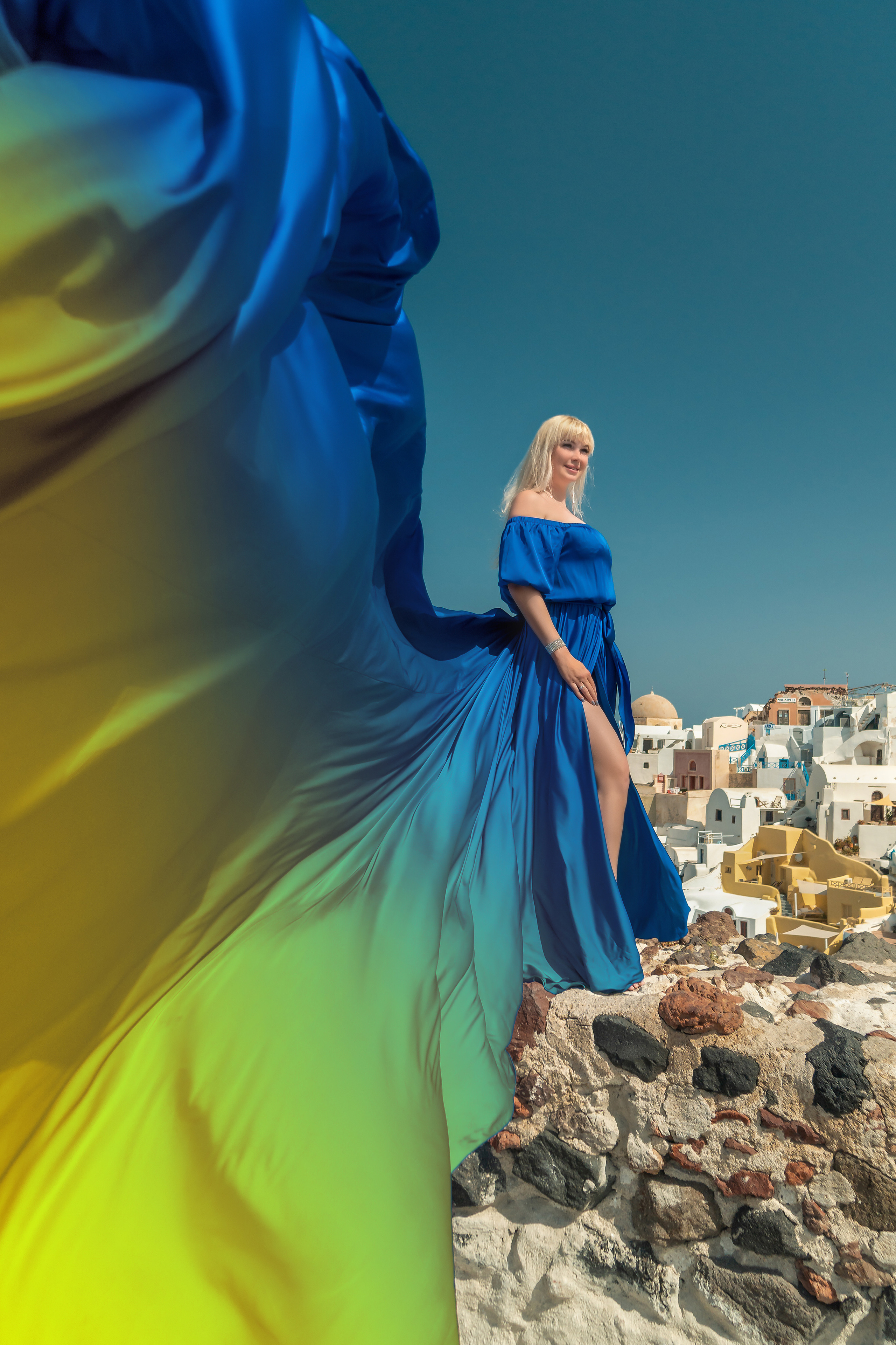 Photo session in Oia, Santorini in the morning “Ukraine”. Photographe vidéaste à Santorin|Séances photos de Robe volante Santorin|