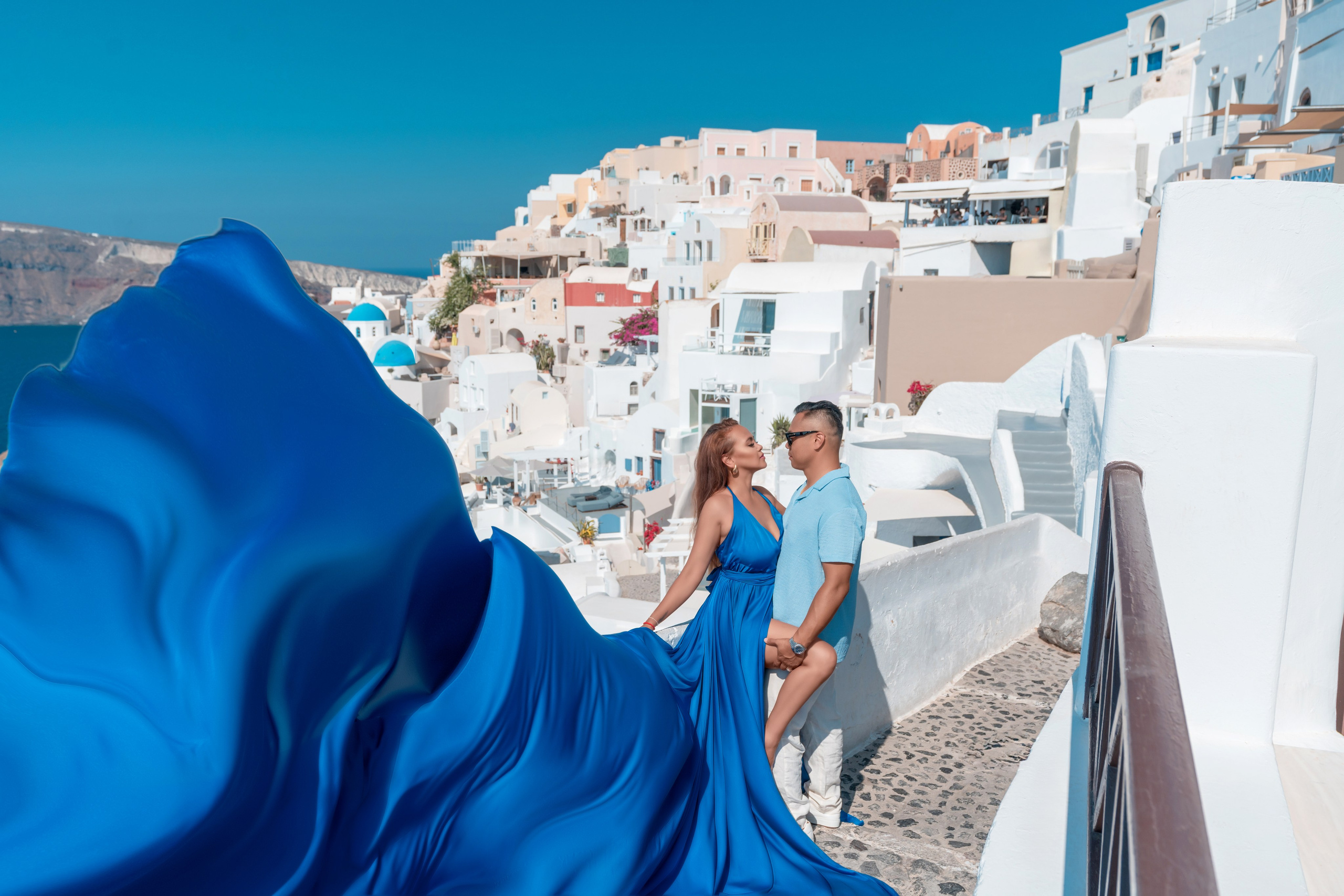 Robe Volante Bleu Royal Dos Nu | Tailles XS-L – Élégance et Fluidité. Photographe vidéaste à Santorin|Séances photos de Robe volante Santorin|