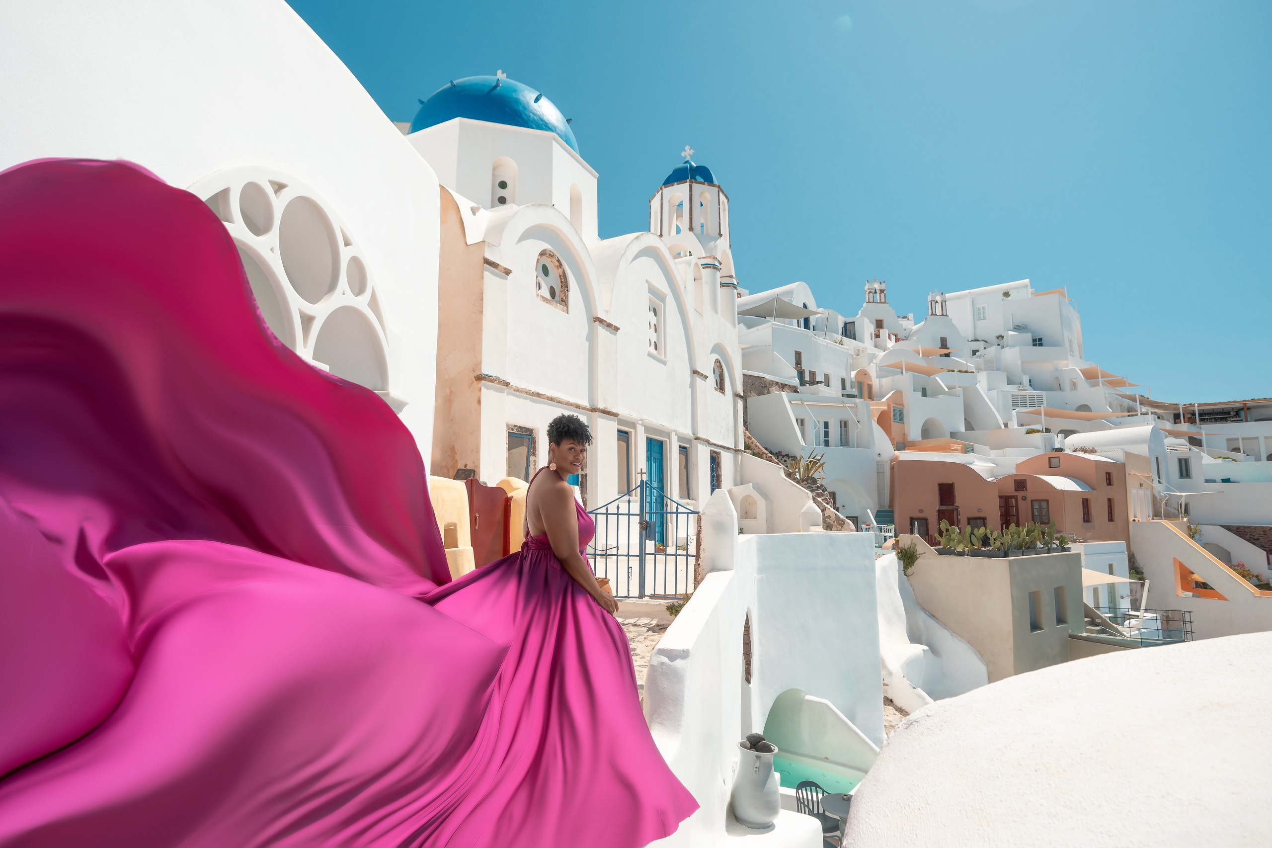 Robe volante fuchsia foncé dos nu XS-XL | Location 100 Euros. Photographe vidéaste à Santorin|Séances photos de Robe volante Santorin|