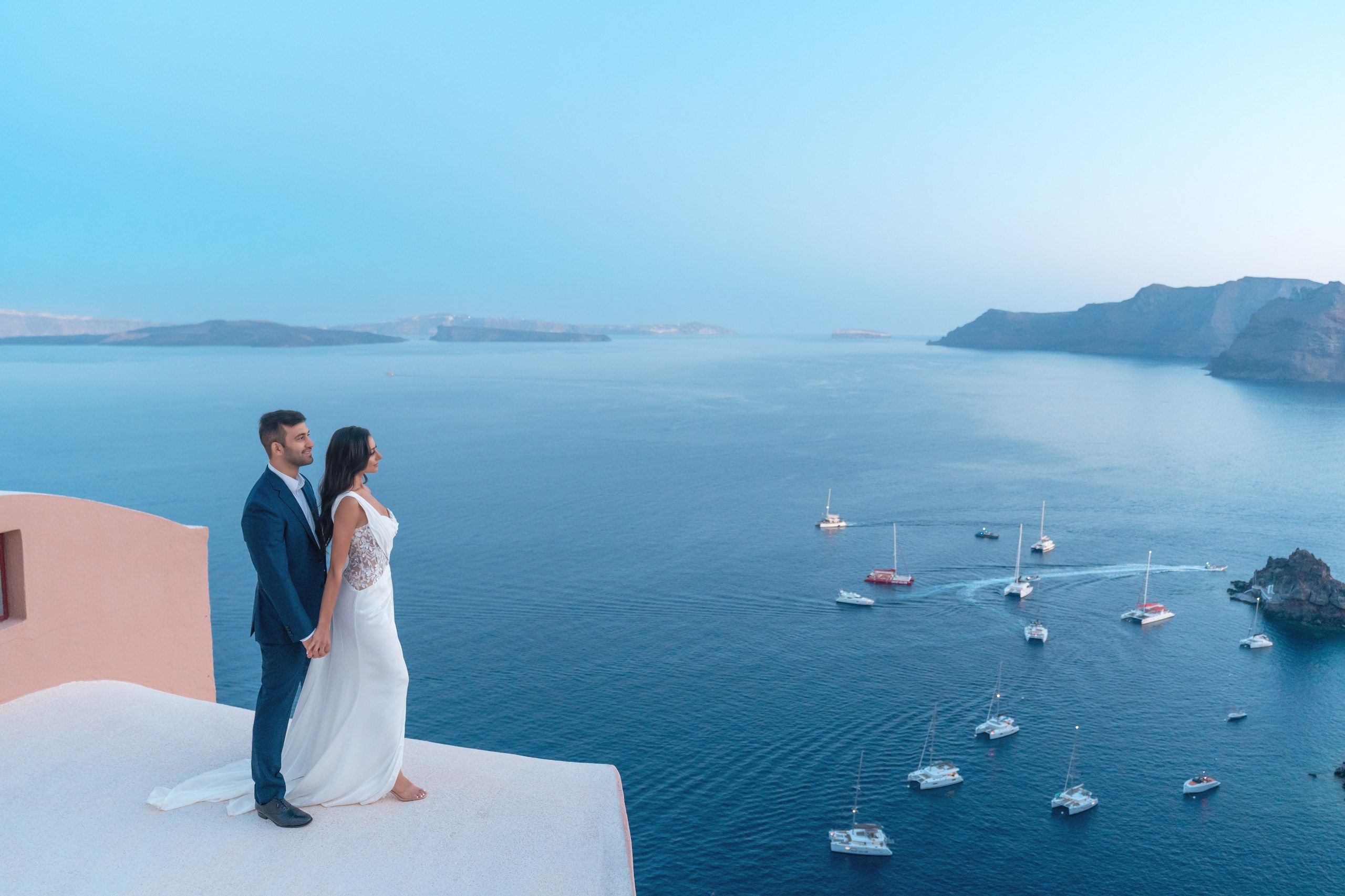 Golden Sunset Wedding in Santorini. Photographe vidéaste à Santorin|Séances photos de Robe volante Santorin|