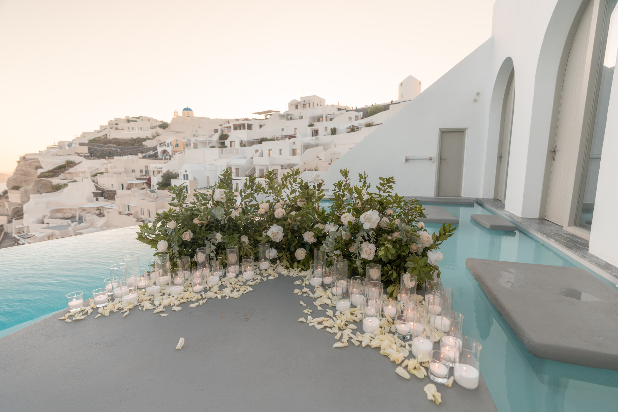Magical Floral Decor Ideas for Secret Marriage Proposals in Stunning Santorini Venues. Photographe vidéaste à Santorin|Séances photos de Robe volante Santorin|