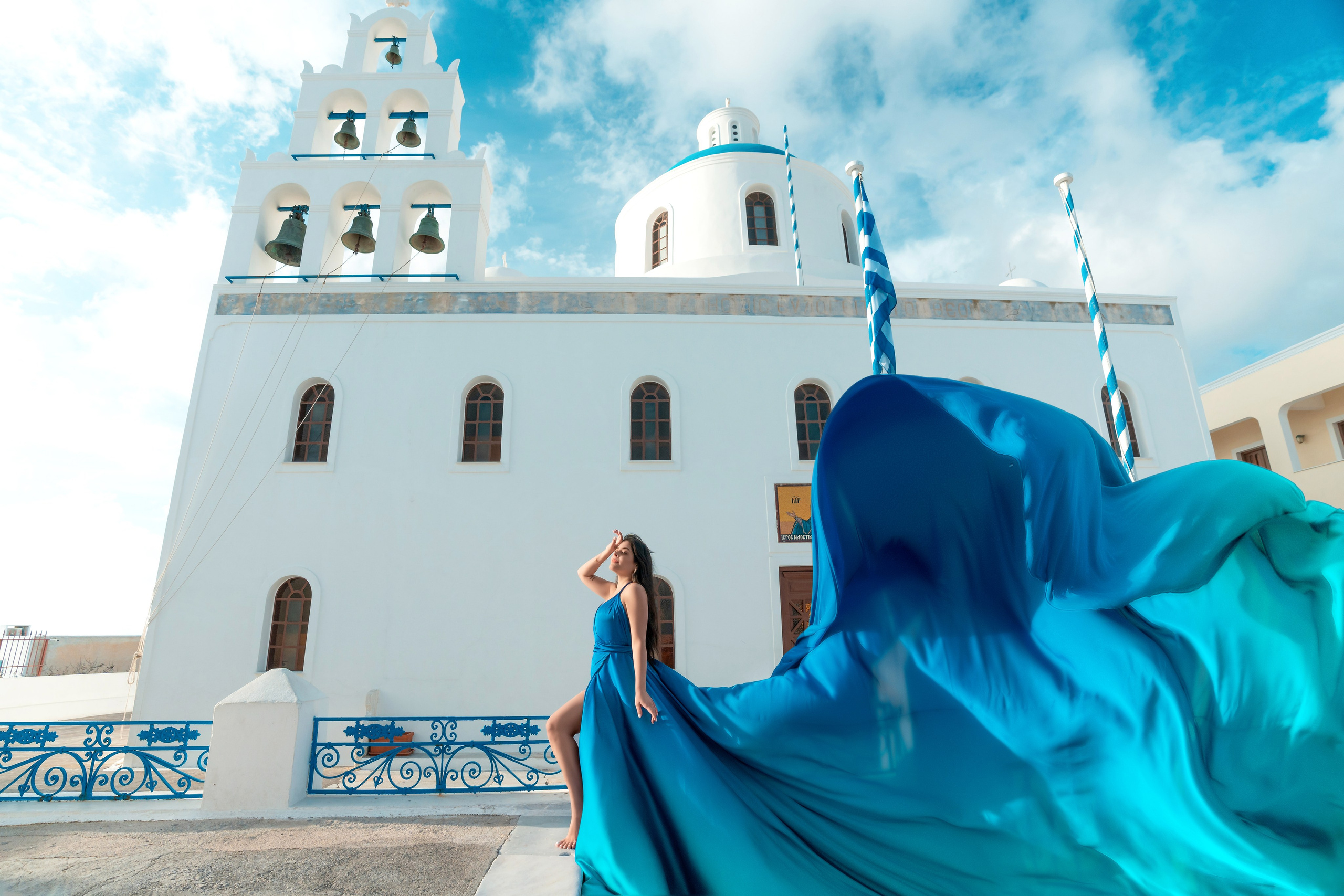 Robe Volante Bleu Royal Dos Nu | Tailles XS-L – Élégance et Fluidité. Photographe vidéaste à Santorin|Séances photos de Robe volante Santorin|