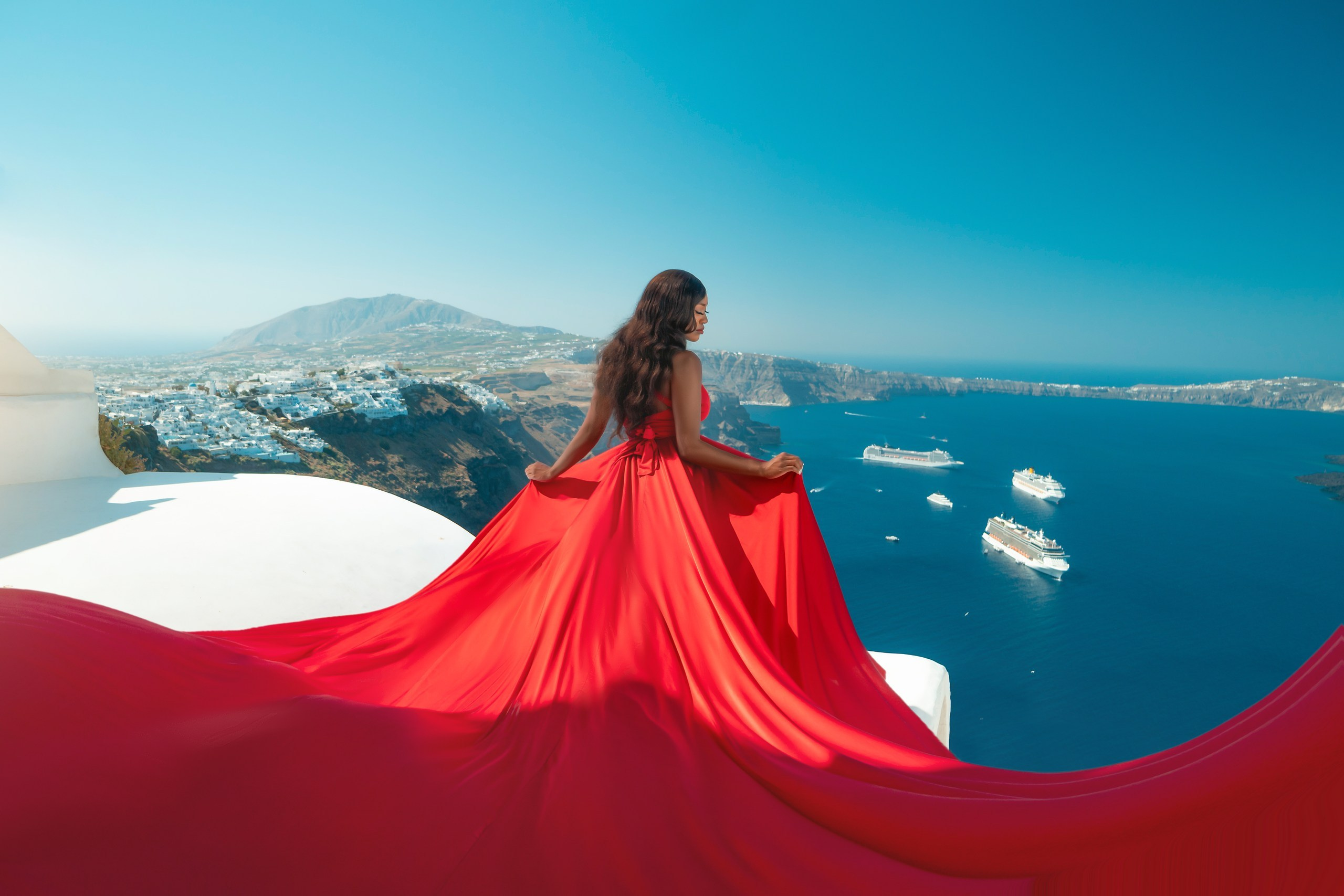 Robe volante rouge à Santorin - Dos en V, Tailles XS-XL, Location à 100 euros. Photographe vidéaste à Santorin|Séances photos de Robe volante Santorin|