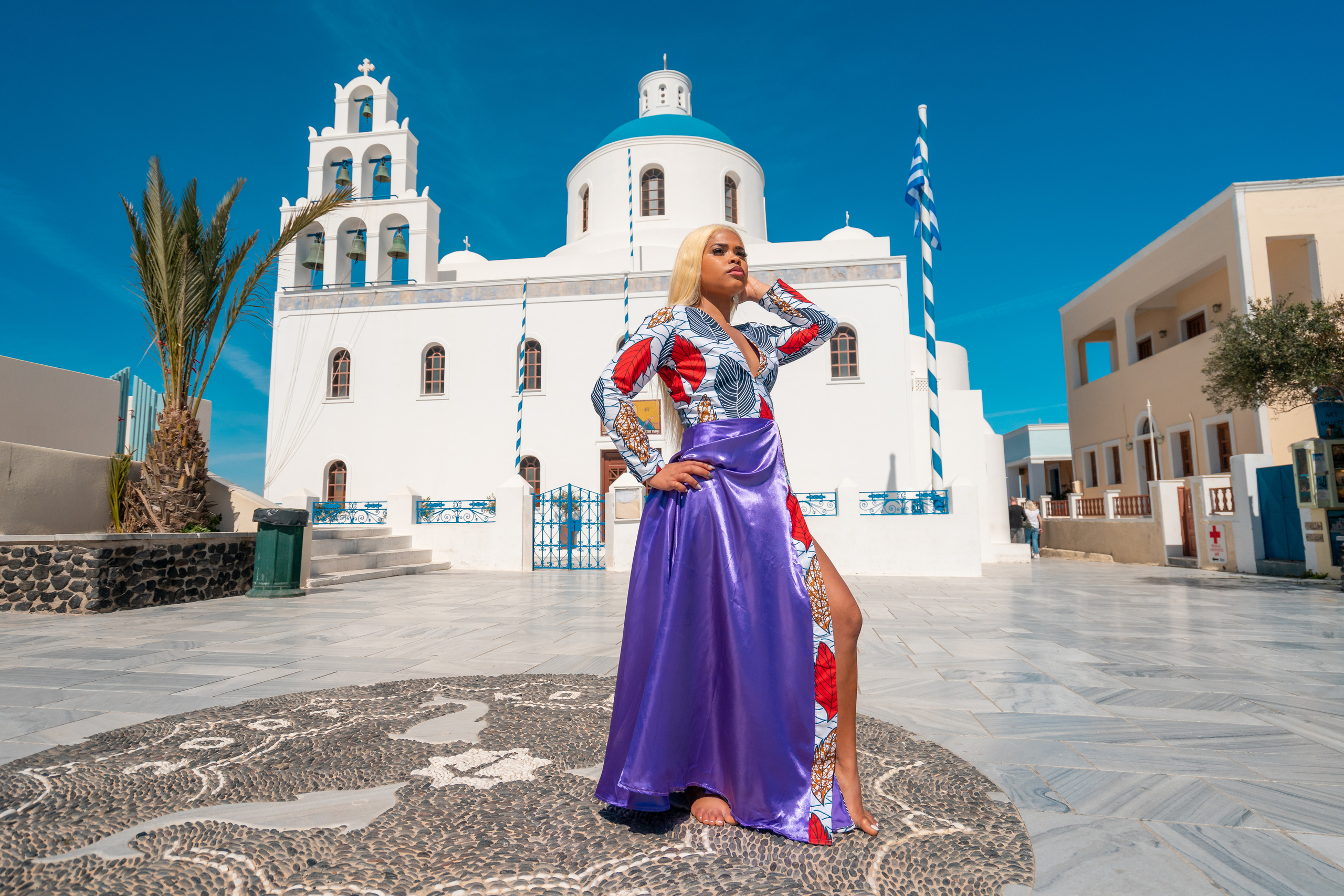 Une des séances photo complètes in Santorain (pas de Photoshop, 2020). Photographe vidéaste à Santorin|Séances photos de Robe volante Santorin|