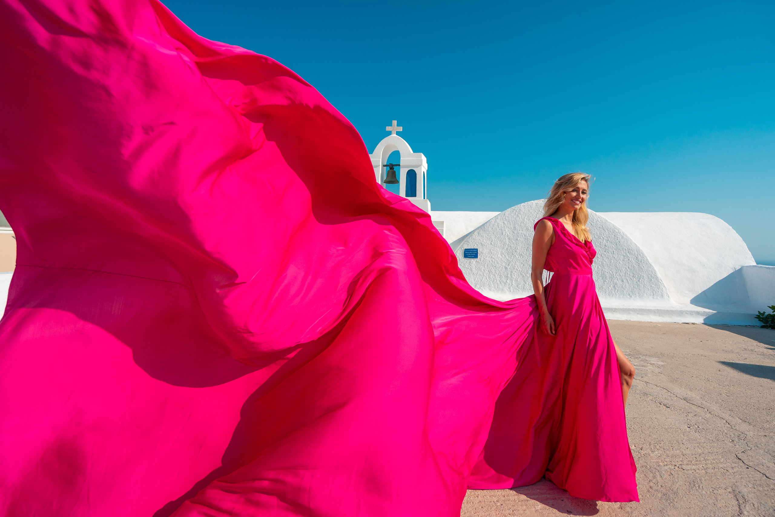 Fuchsia ruffles. Photographe vidéaste à Santorin|Séances photos de Robe volante Santorin|