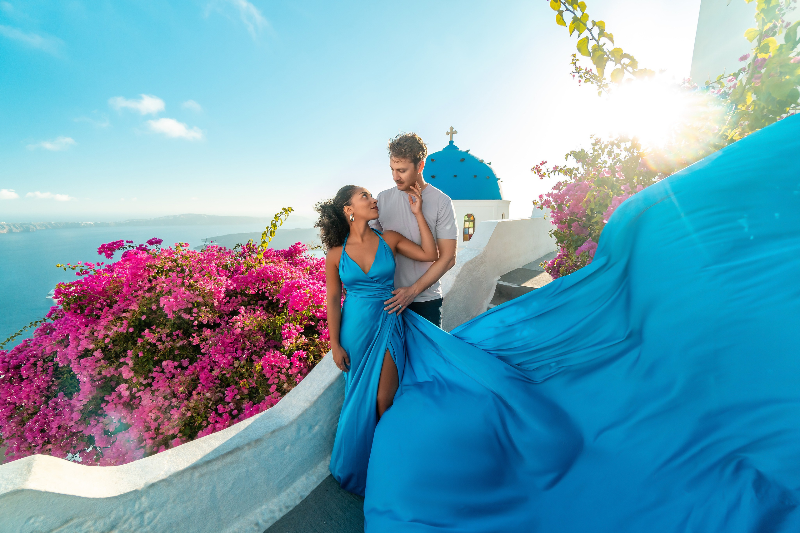 Flying dress couple photoshoot. Photographe vidéaste à Santorin|Séances photos de Robe volante Santorin|