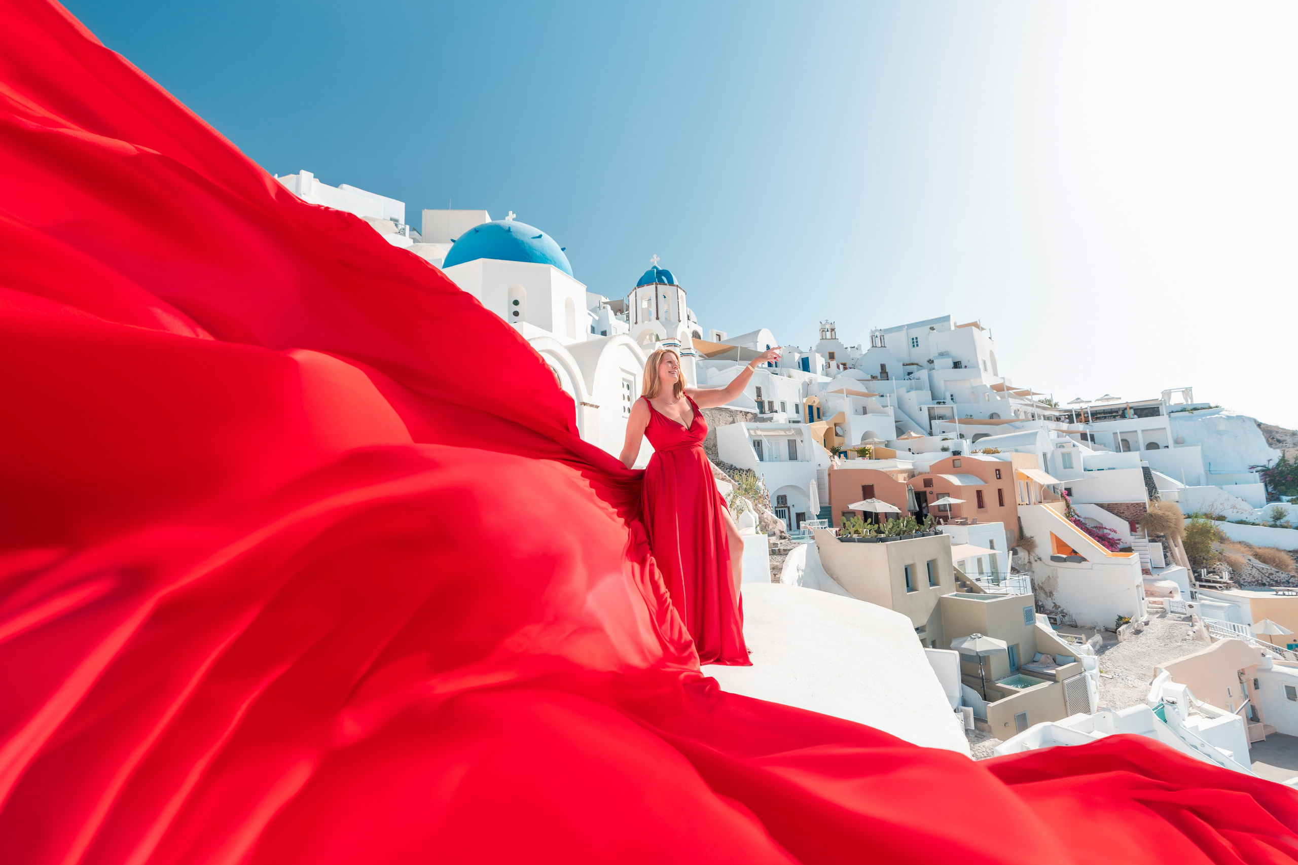 Why Photoshooting Is the Perfect Way to Celebrate an Important Life Event. Photographe vidéaste à Santorin|Séances photos de Robe volante Santorin|