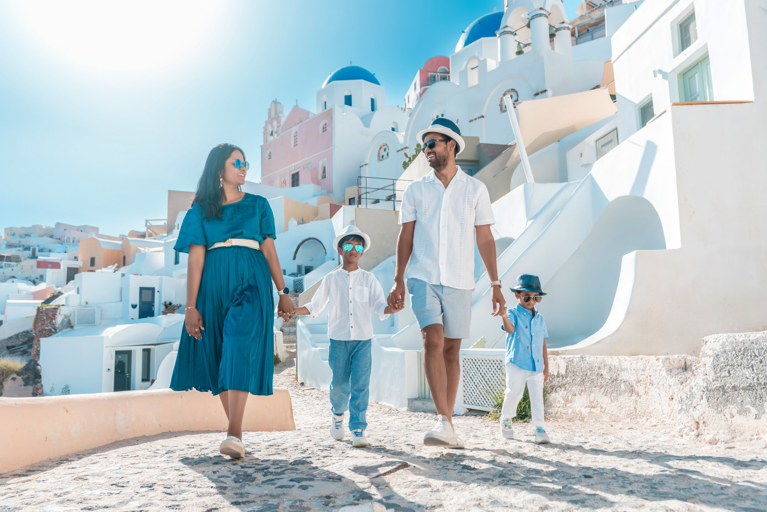 Santorini photoshoot. Photographe vidéaste à Santorin|Séances photos de Robe volante Santorin|