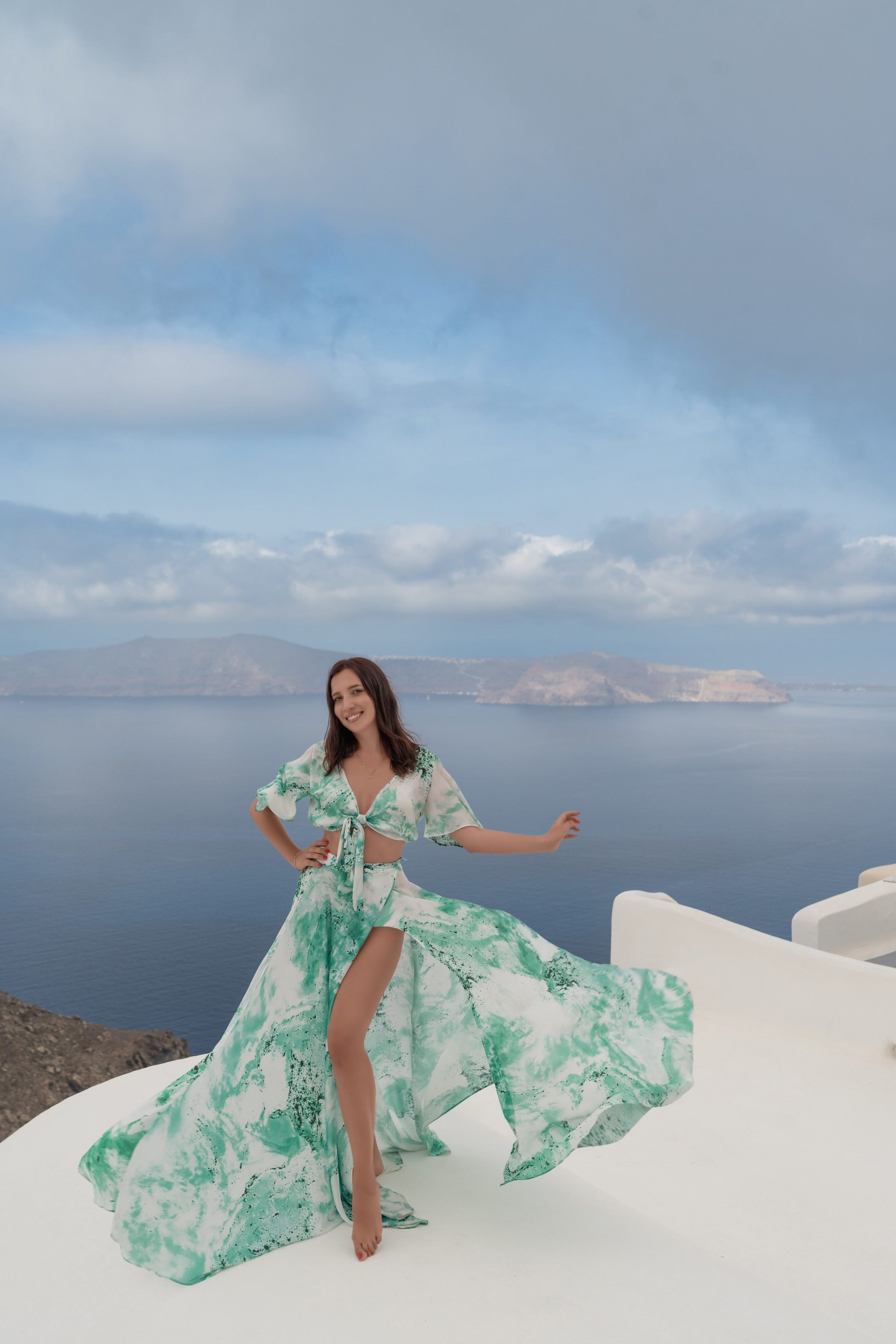 Rêves au coucher du soleil : à la découverte d'Imerovigli, Santorin avec Julia. Photographe vidéaste à Santorin|Séances photos de Robe volante Santorin|