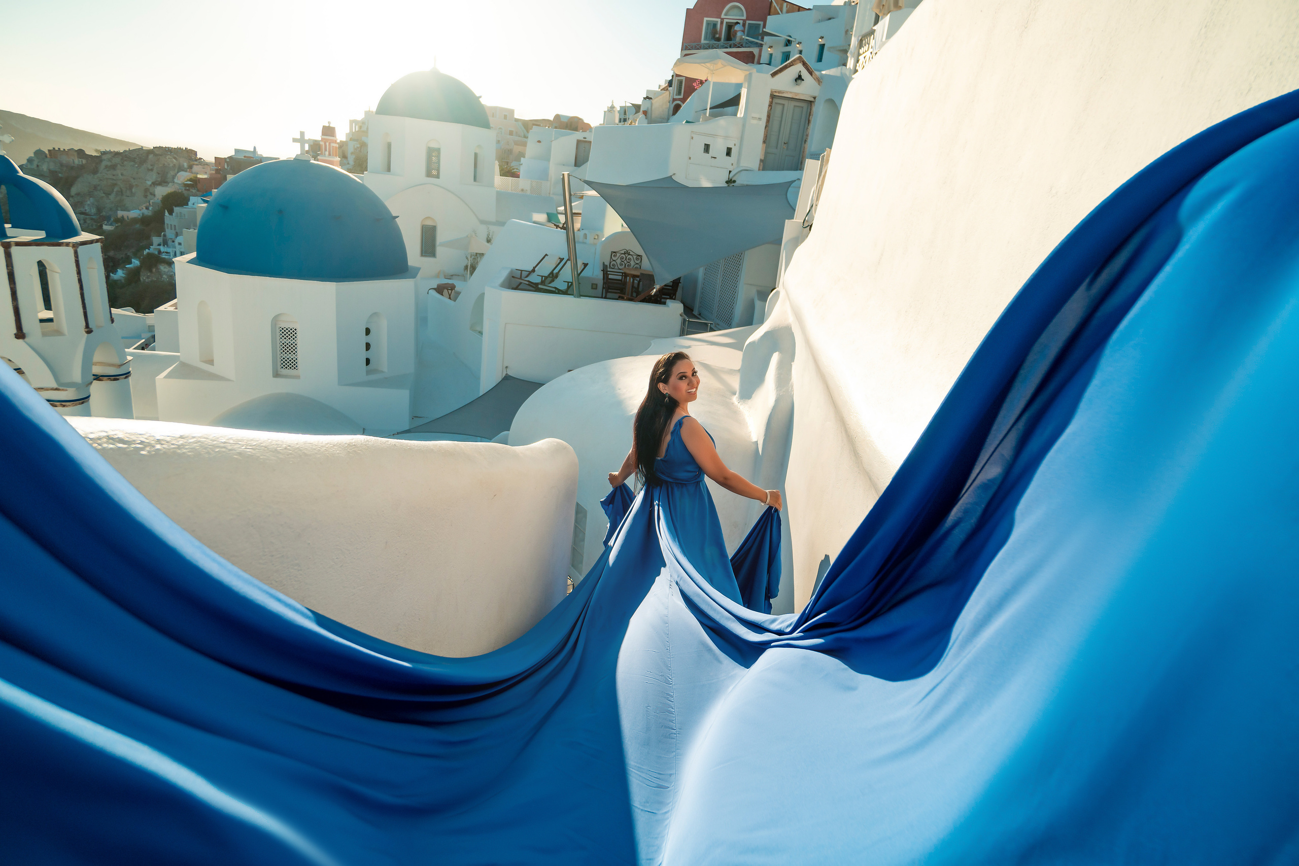 Sunset time in Oia, royal blue dress. Photographe vidéaste à Santorin|Séances photos de Robe volante Santorin|
