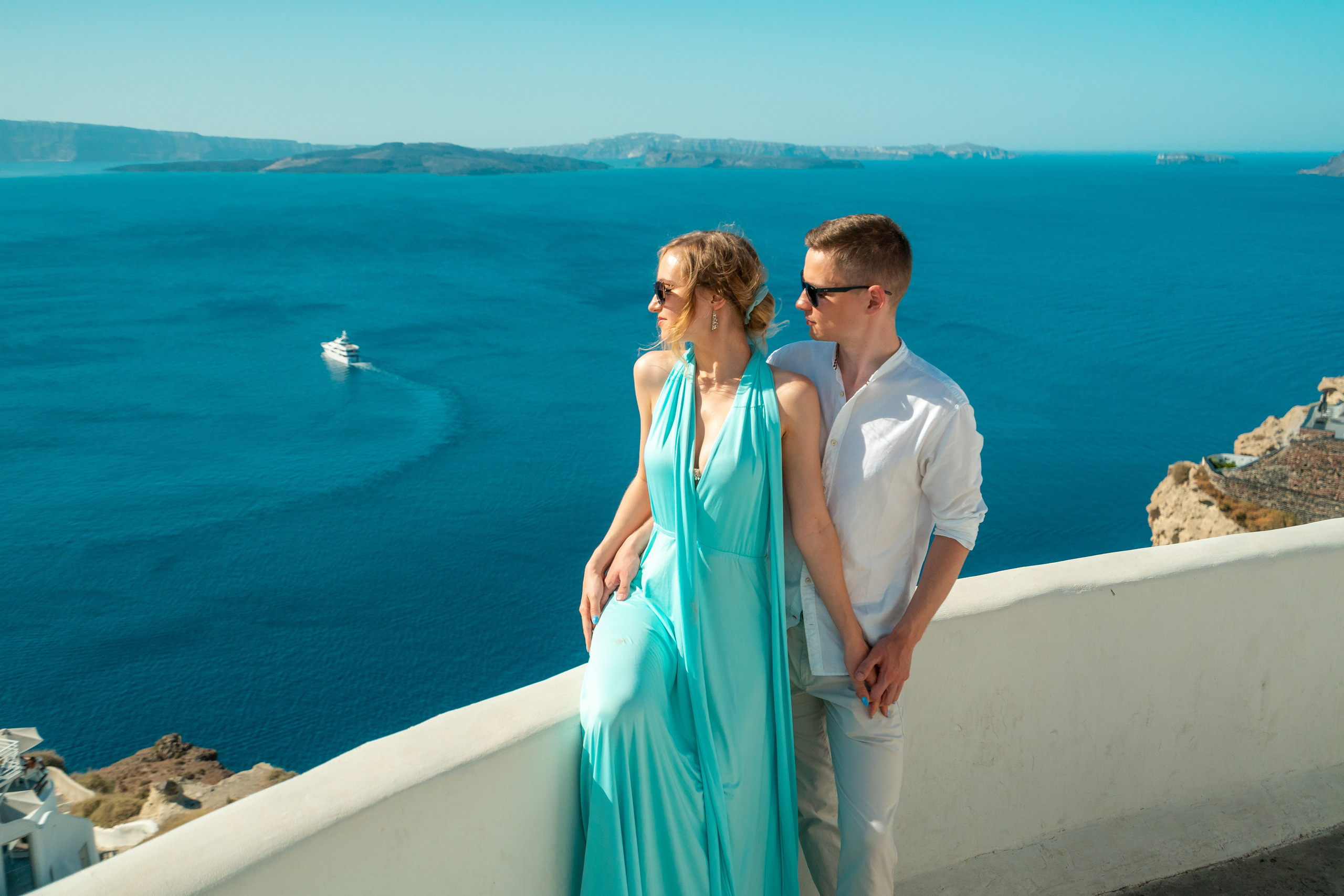 Une des séances photo complètes in Santorain. Photographe vidéaste à Santorin|Séances photos de Robe volante Santorin|