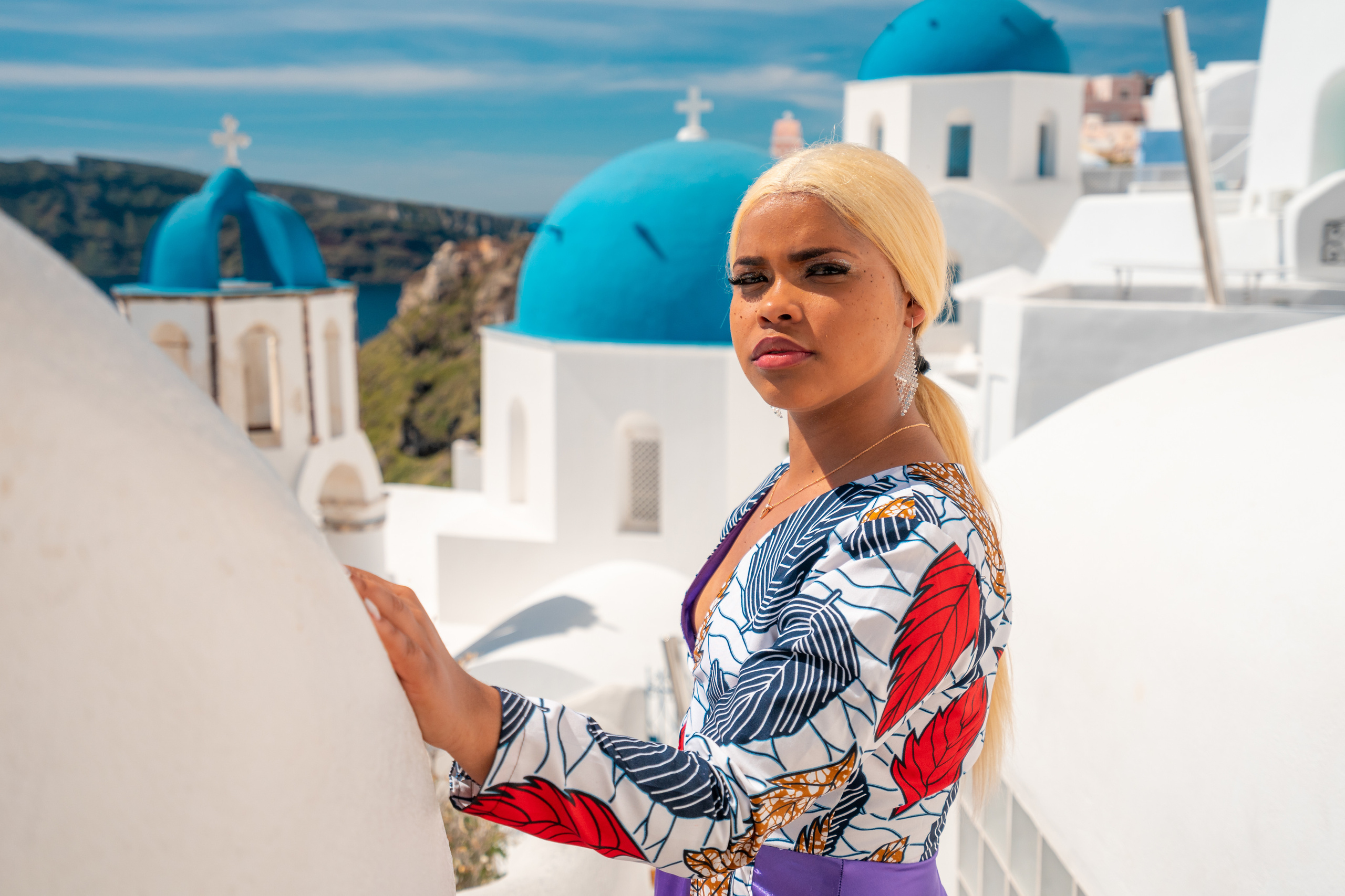 Une des séances photo complètes in Santorain (pas de Photoshop, 2020). Photographe vidéaste à Santorin|Séances photos de Robe volante Santorin|