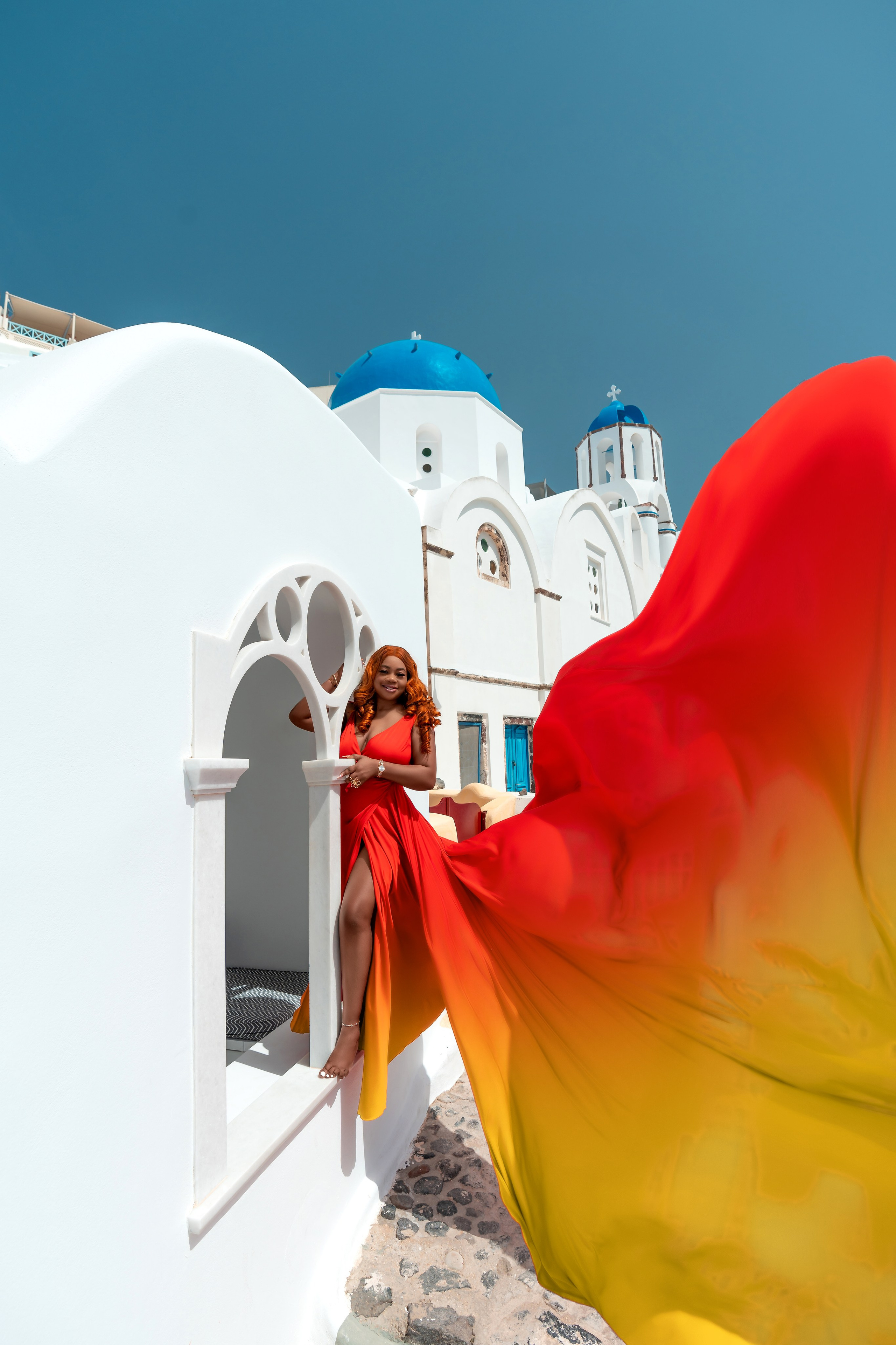 Robe volante rouge à Santorin - Dos en V, Tailles XS-XL, Location à 100 euros. Photographe vidéaste à Santorin|Séances photos de Robe volante Santorin|