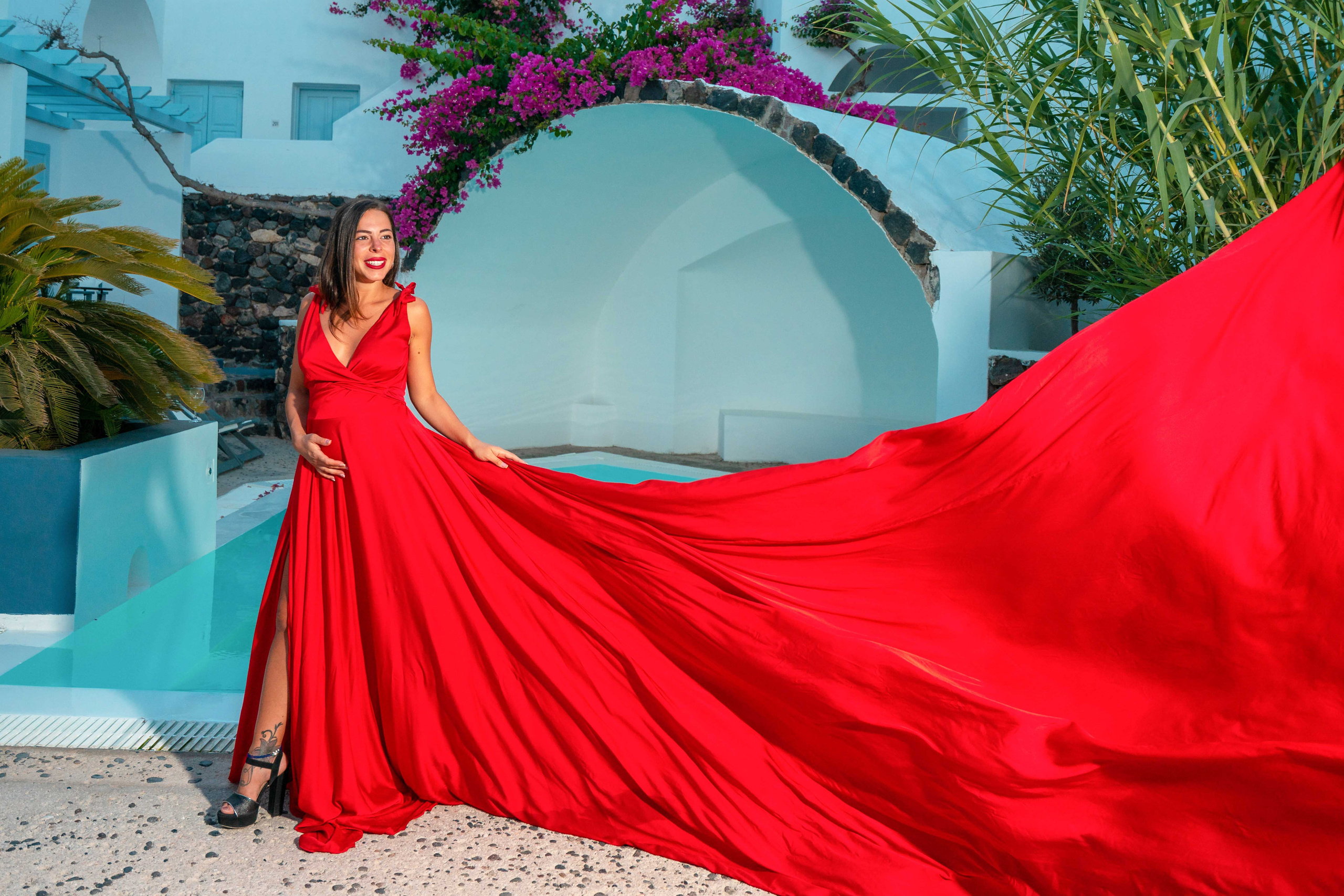 Séance Photo en Robe Volante pour Femme Enceinte – Séance Photo Maternité à Santorin. Photographe vidéaste à Santorin|Séances photos de Robe volante Santorin|