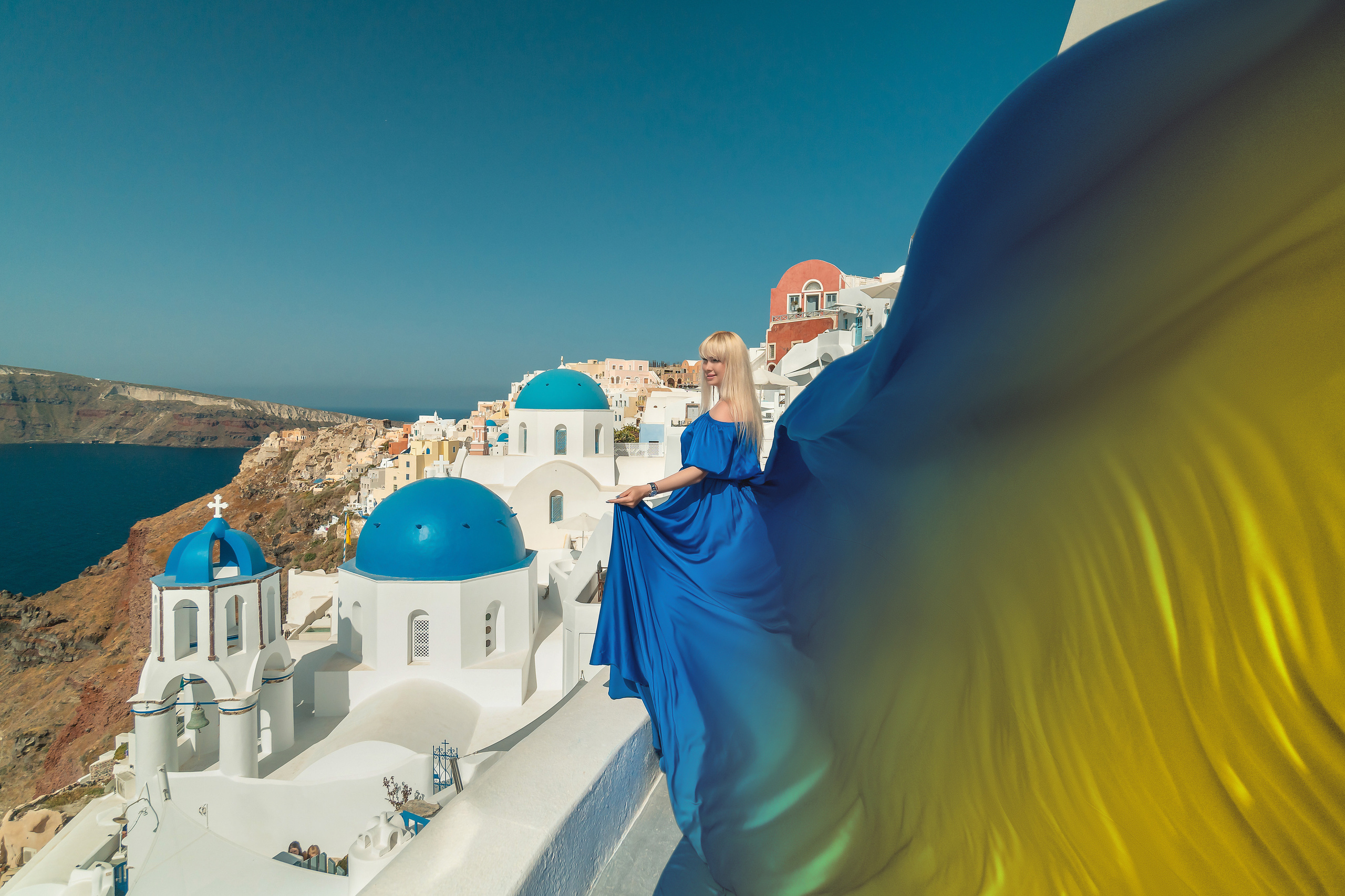 Photo session in Oia, Santorini in the morning “Ukraine”. Photographe vidéaste à Santorin|Séances photos de Robe volante Santorin|