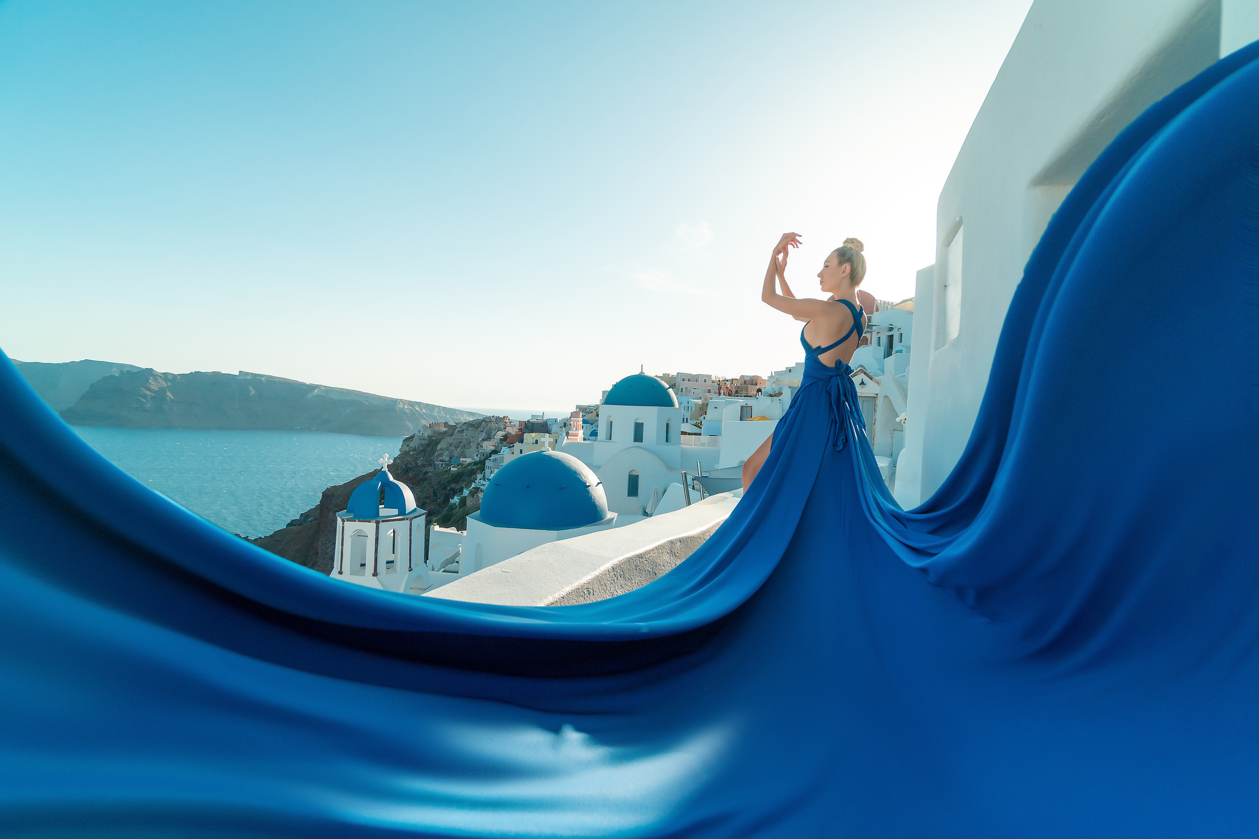 Sunset time in Oia, royal blue dress. Photographe vidéaste à Santorin|Séances photos de Robe volante Santorin|