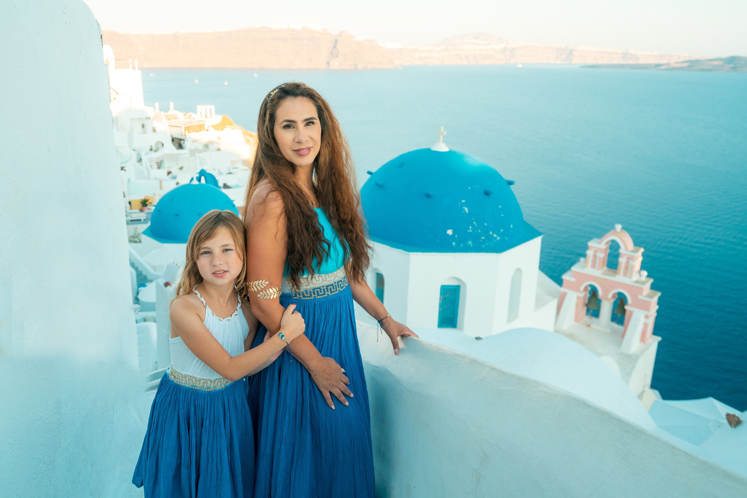"Photographer Sokolove captures the perfect family photo in Santorini, highlighting joy, connection, and the island’s dreamy ."