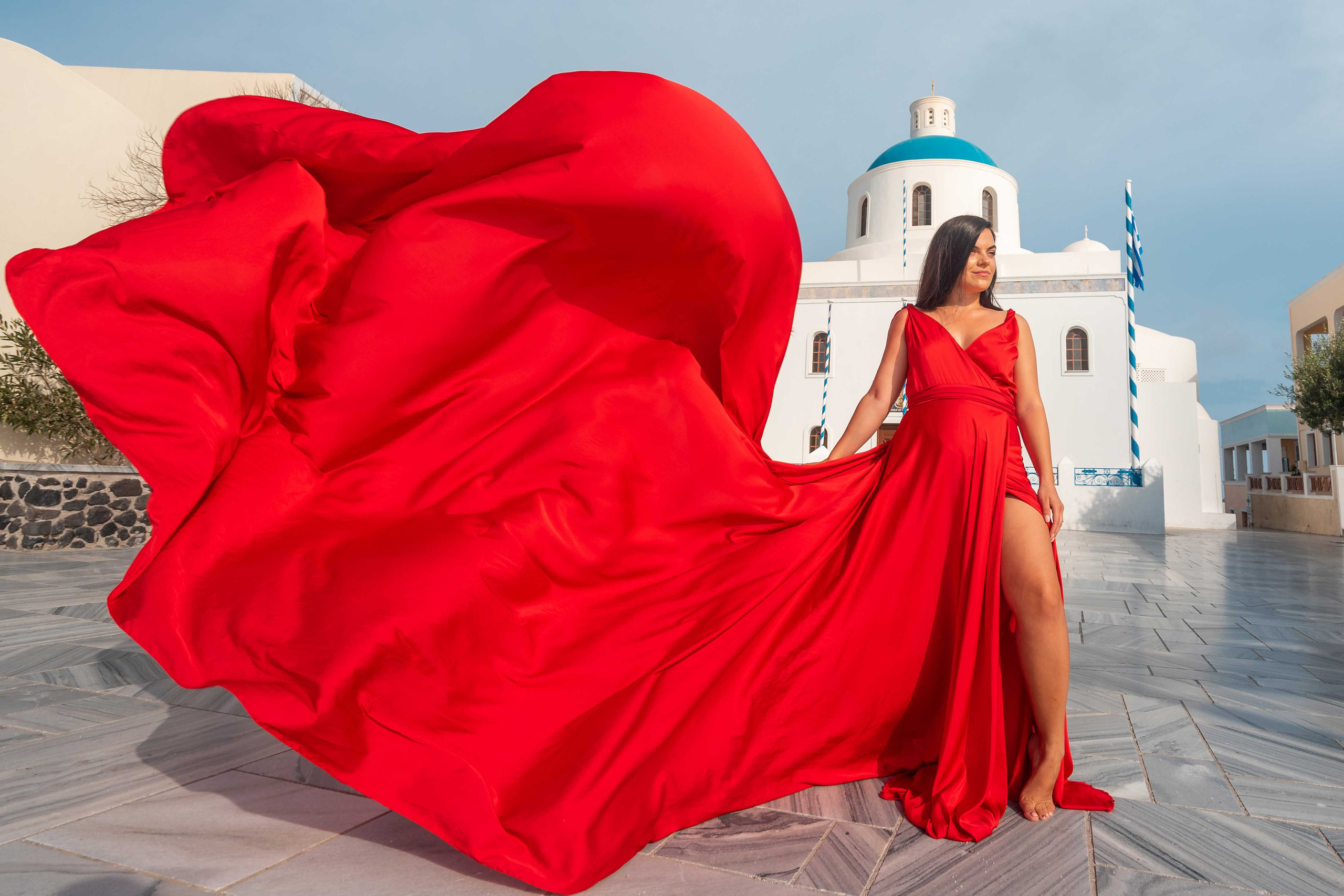 Séance Photo en Robe Volante pour Femme Enceinte – Séance Photo Maternité à Santorin. Photographe vidéaste à Santorin|Séances photos de Robe volante Santorin|