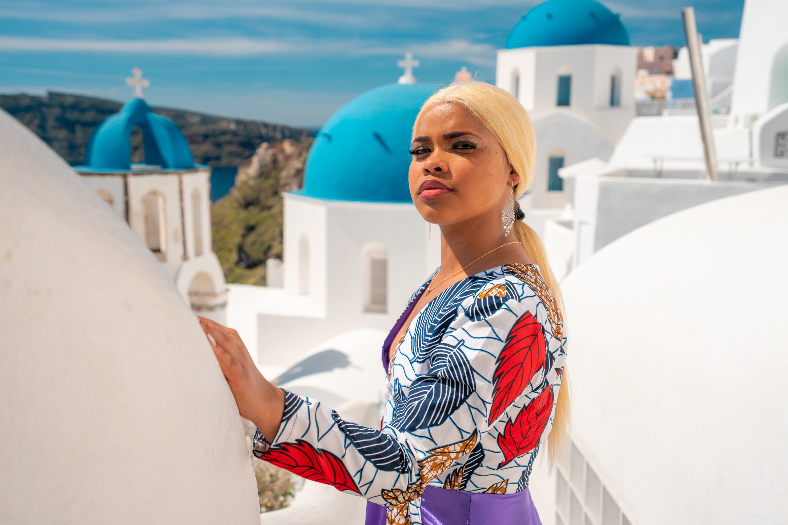 Une des séances photo complètes in Santorain (pas de Photoshop, 2020). Photographe vidéaste à Santorin|Séances photos de Robe volante Santorin|