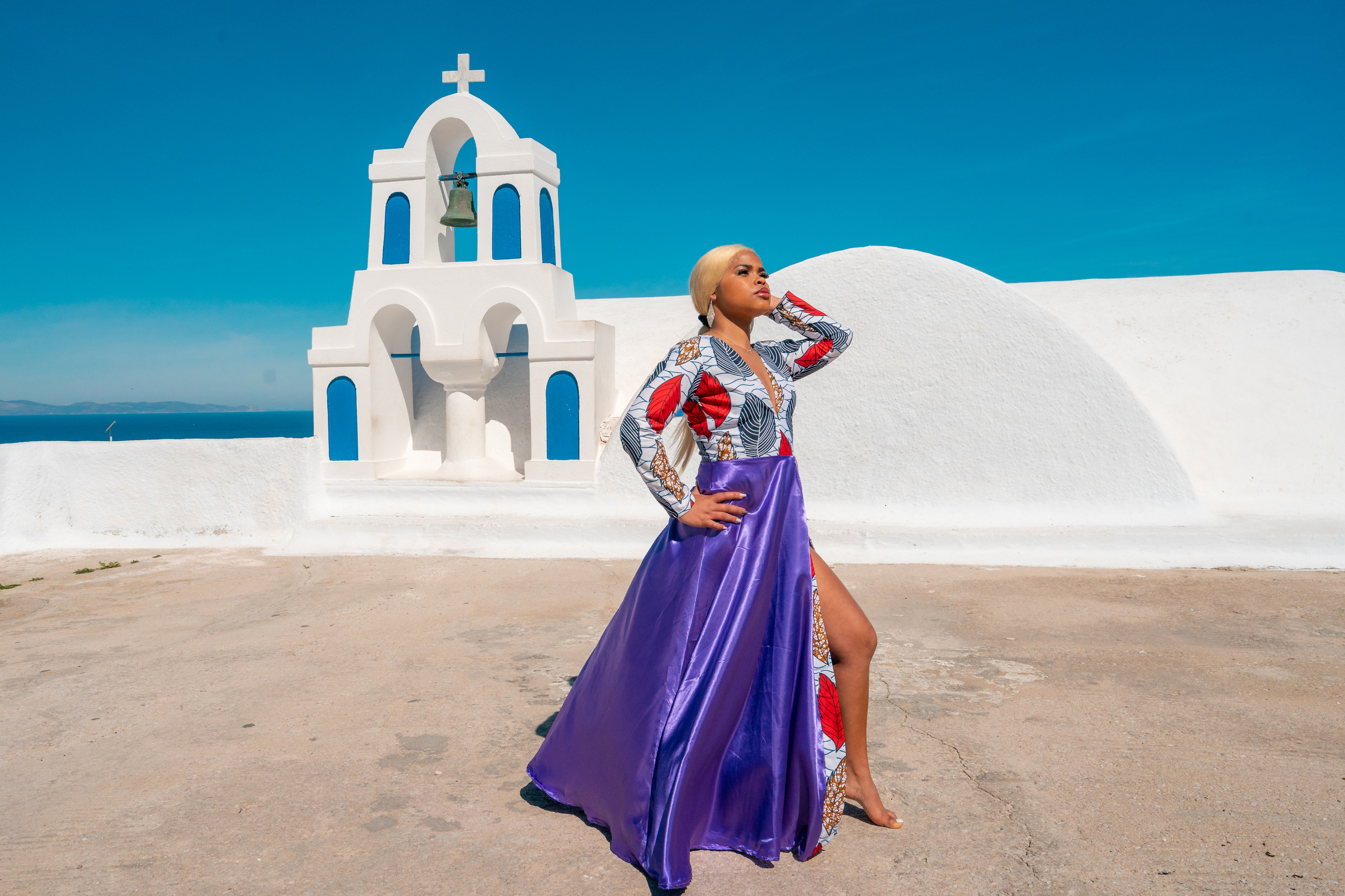 Une des séances photo complètes in Santorain (pas de Photoshop, 2020). Photographe vidéaste à Santorin|Séances photos de Robe volante Santorin|