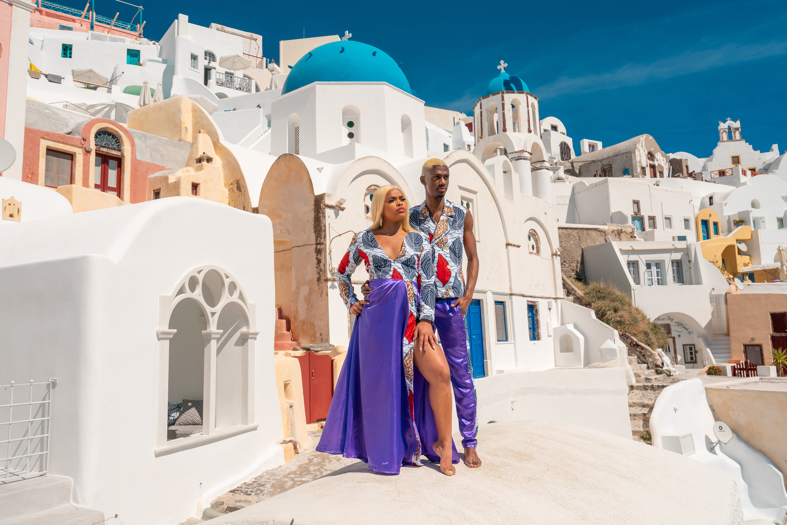 Une des séances photo complètes in Santorain (pas de Photoshop, 2020). Photographe vidéaste à Santorin|Séances photos de Robe volante Santorin|