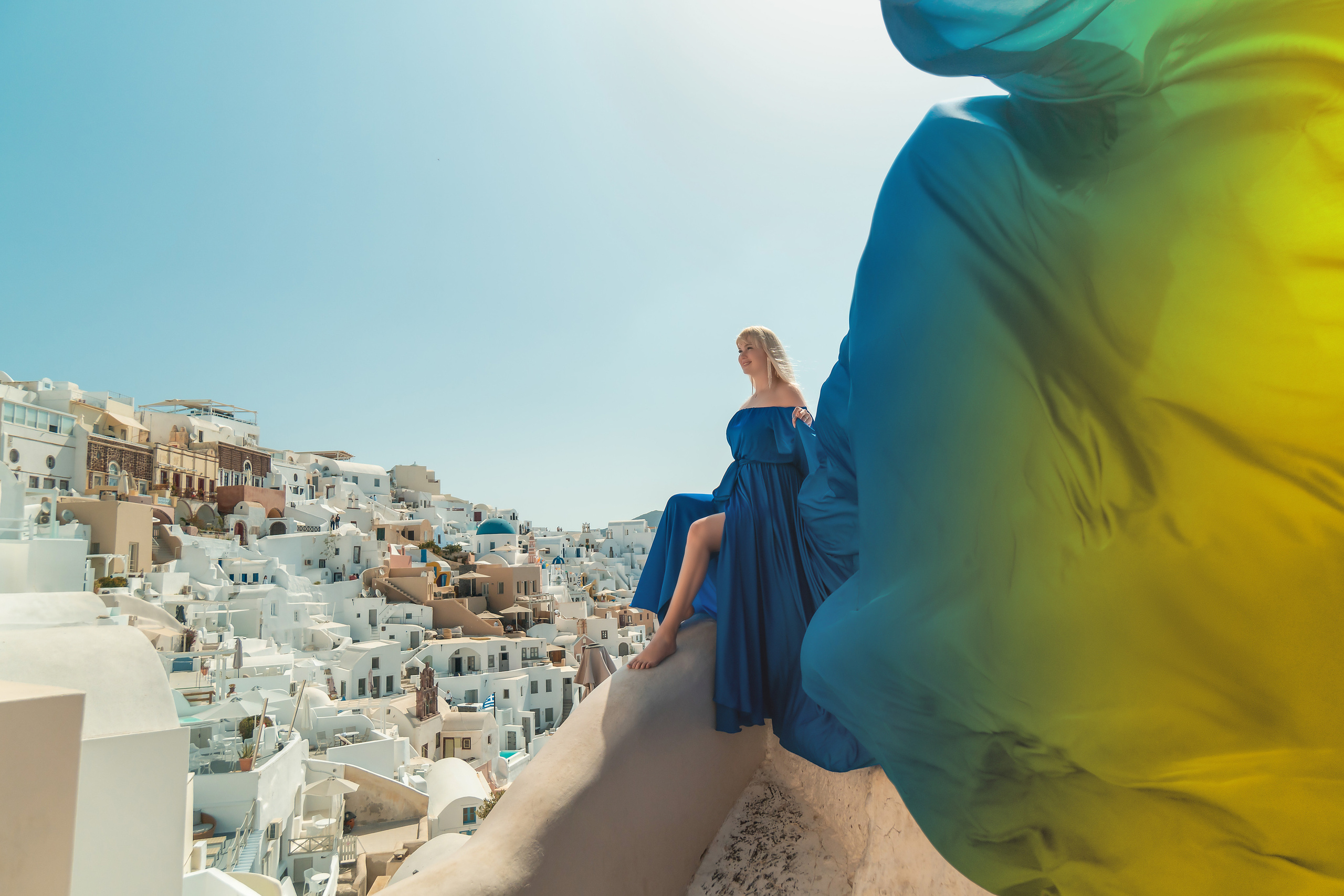 Photo session in Oia, Santorini in the morning “Ukraine”. Photographe vidéaste à Santorin|Séances photos de Robe volante Santorin|