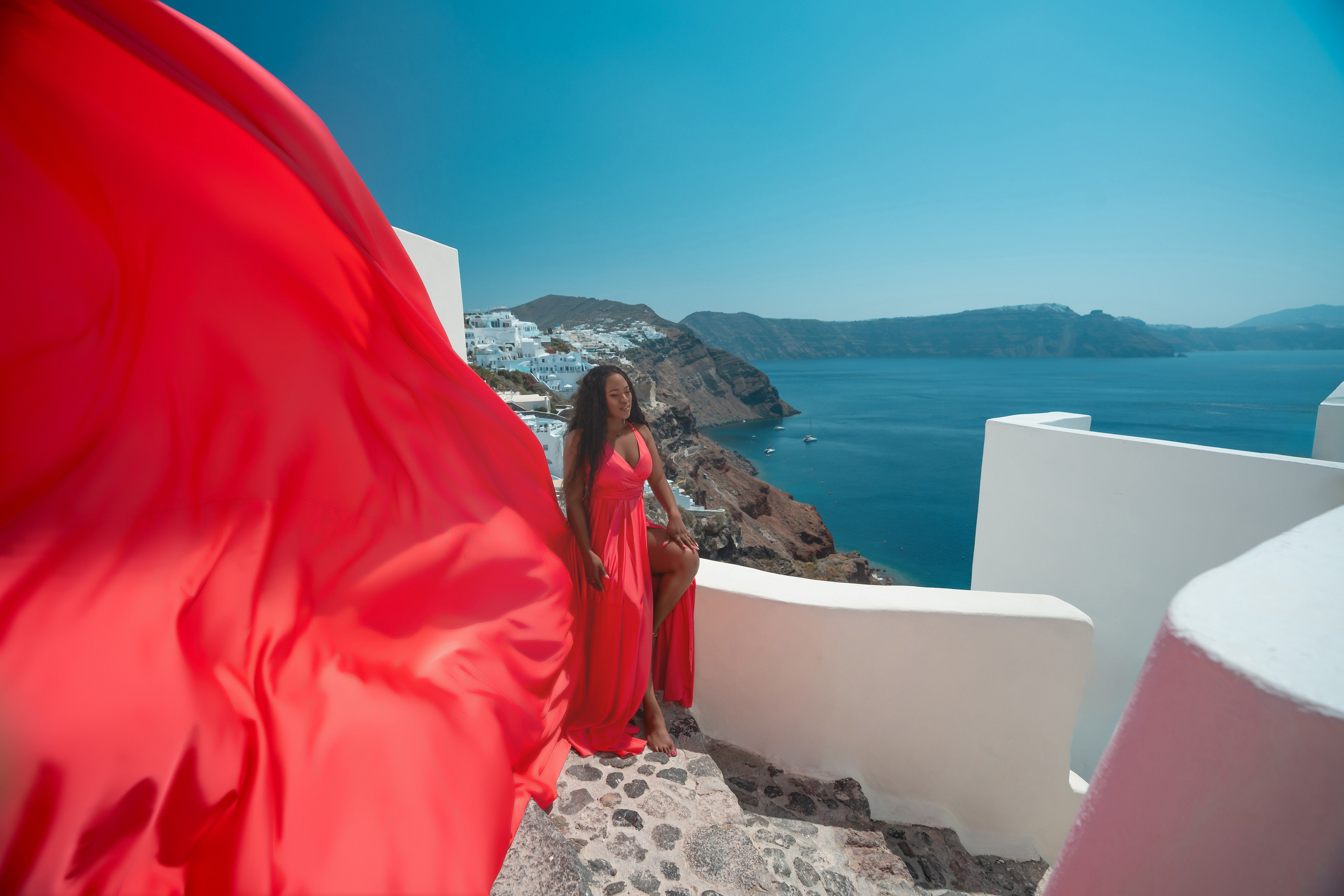 Robe Volante Rouge Corail Dos Nu | Tailles XS-L – Élégance et Fluidité. Photographe vidéaste à Santorin|Séances photos de Robe volante Santorin|