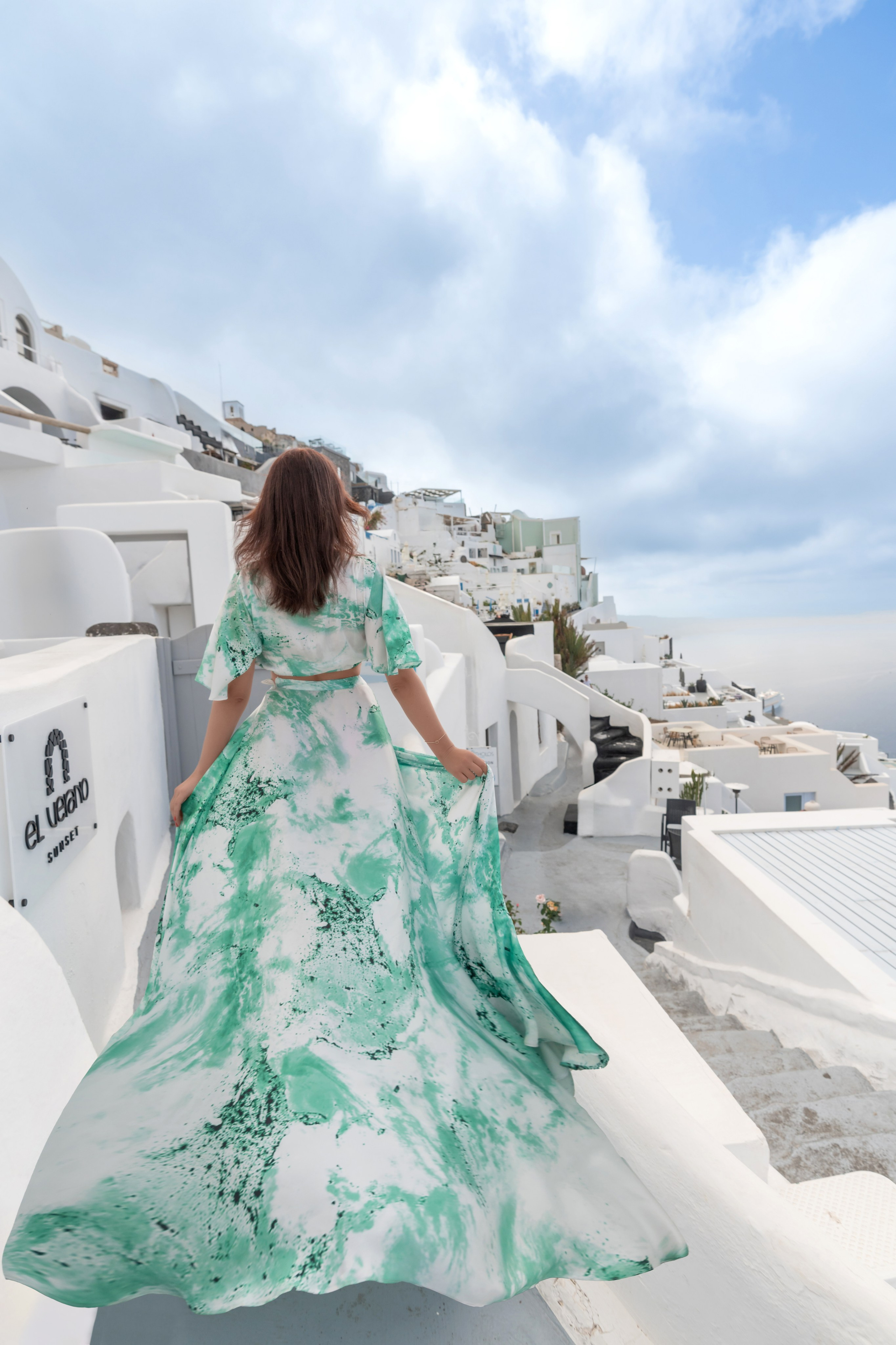 Rêves au coucher du soleil : à la découverte d'Imerovigli, Santorin avec Julia. Photographe vidéaste à Santorin|Séances photos de Robe volante Santorin|