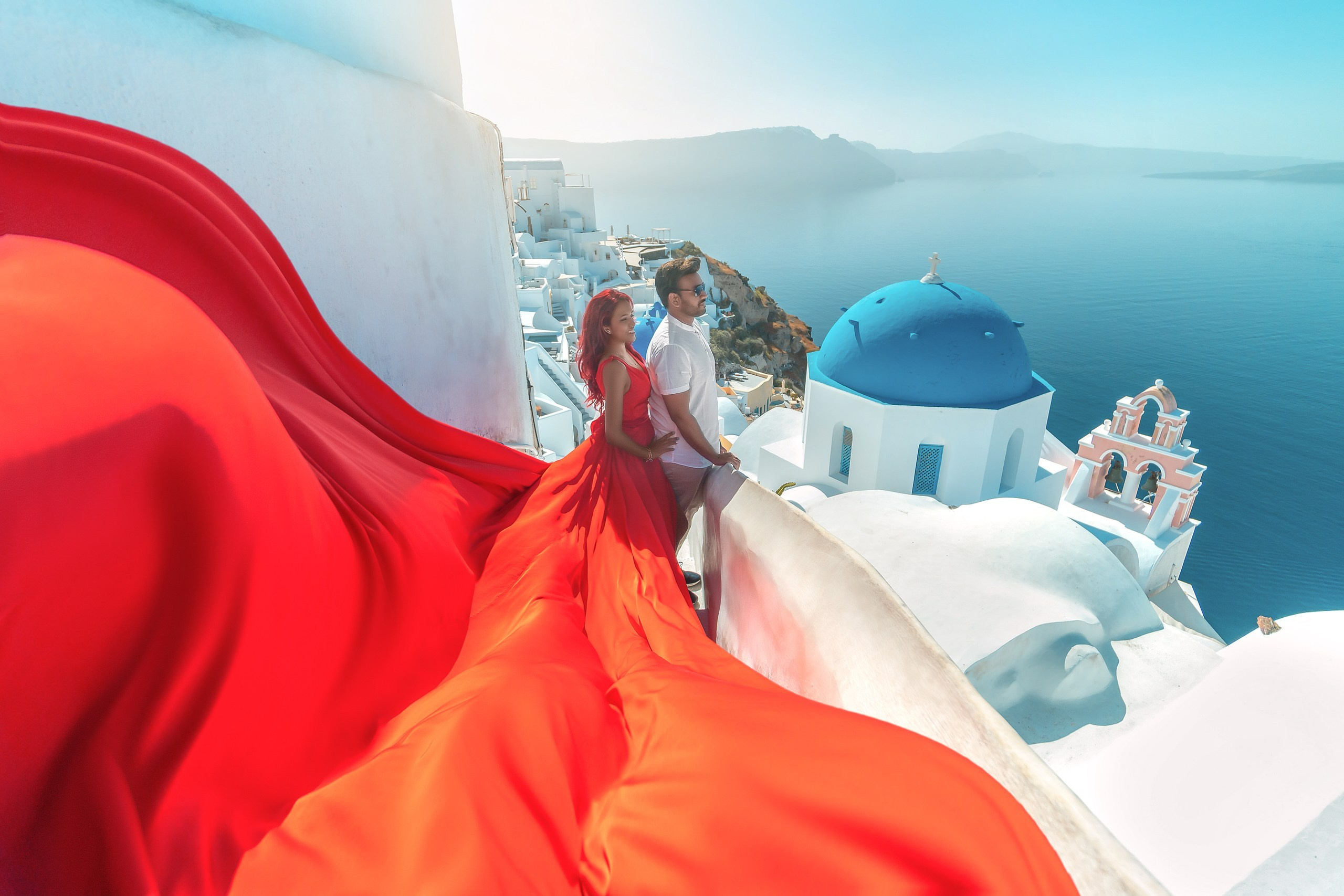 Robe volante rouge à Santorin - Dos en V, Tailles XS-XL, Location à 100 euros. Photographe vidéaste à Santorin|Séances photos de Robe volante Santorin|