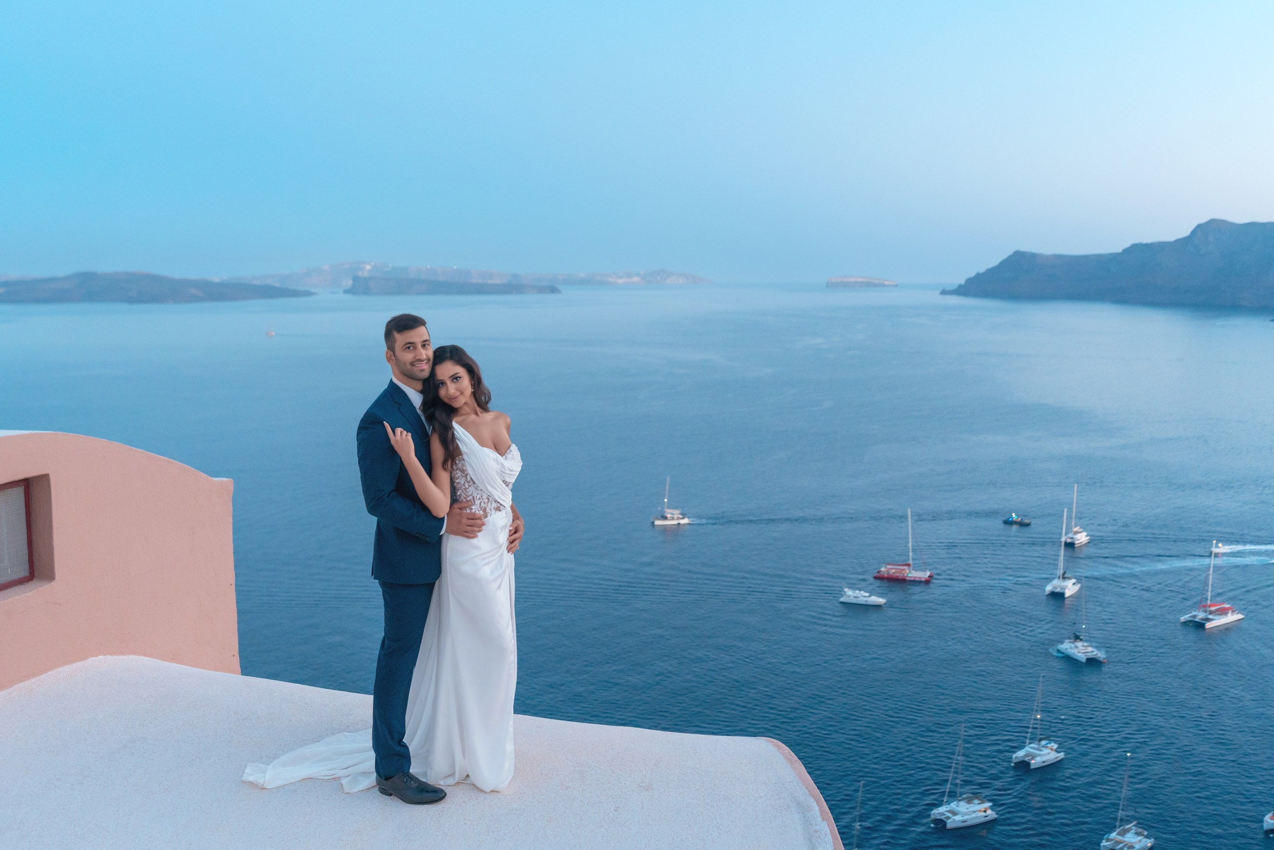 Golden Sunset Wedding in Santorini. Photographe vidéaste à Santorin|Séances photos de Robe volante Santorin|