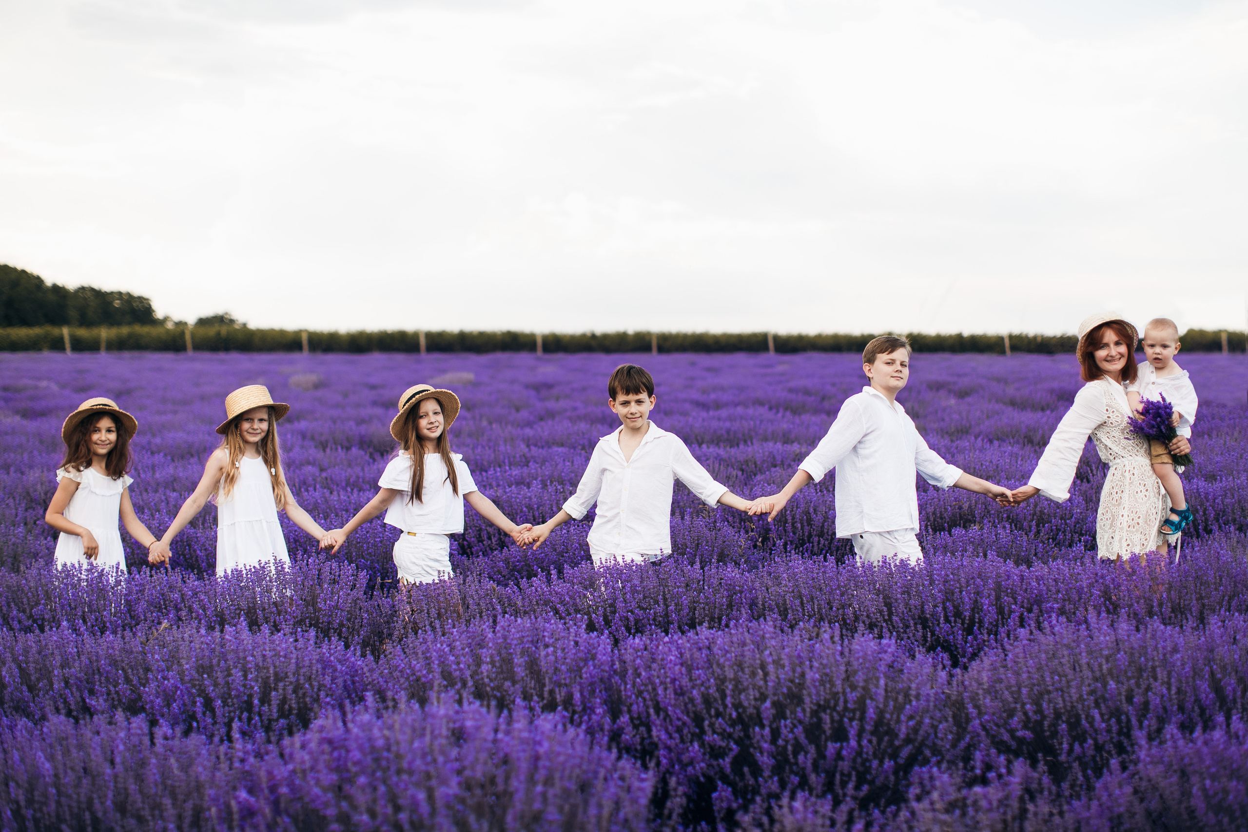 Большая многодетная семья на фоне лаванды
