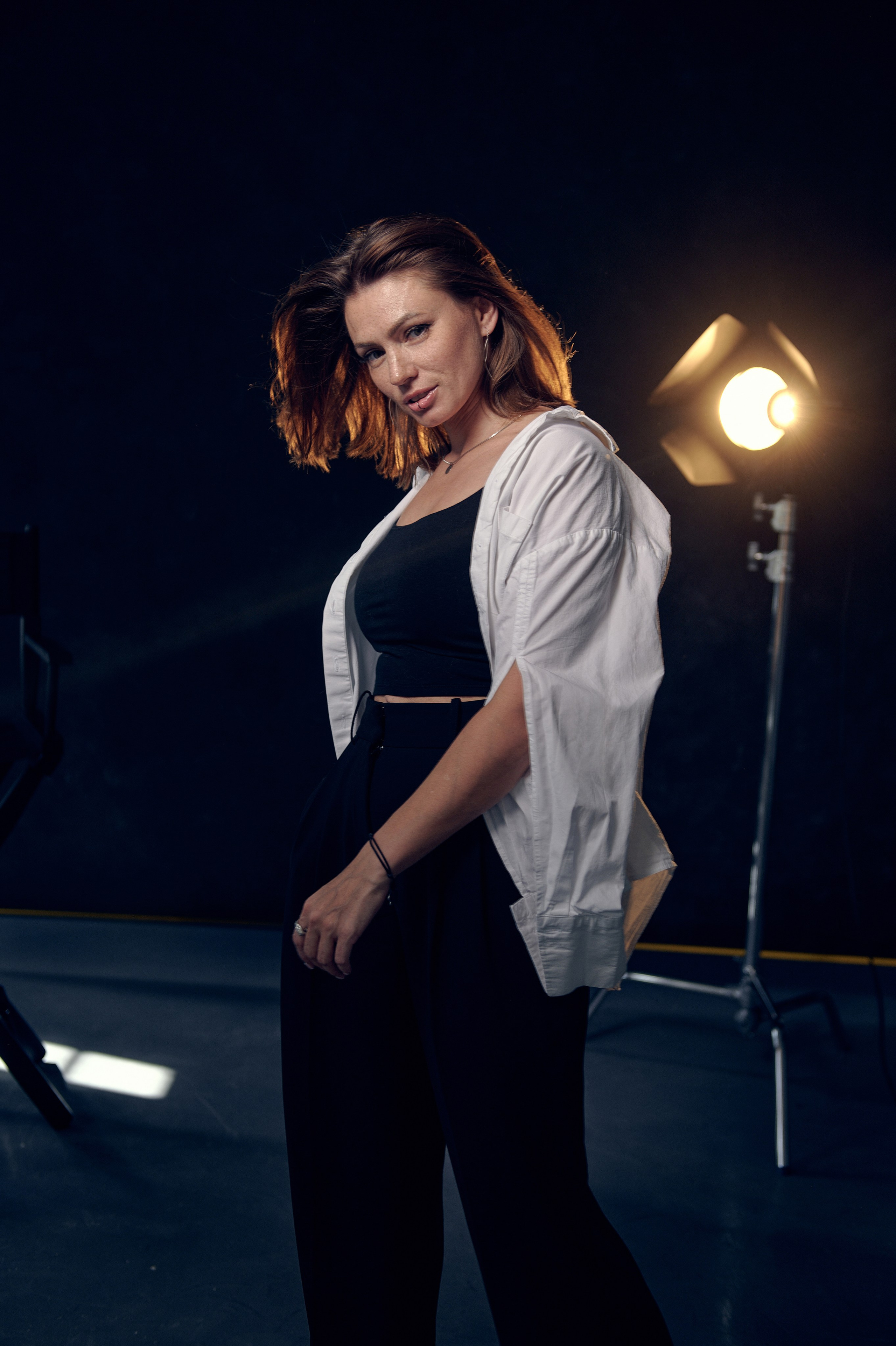 Kobiece zdjęcie w studio, biała koszula