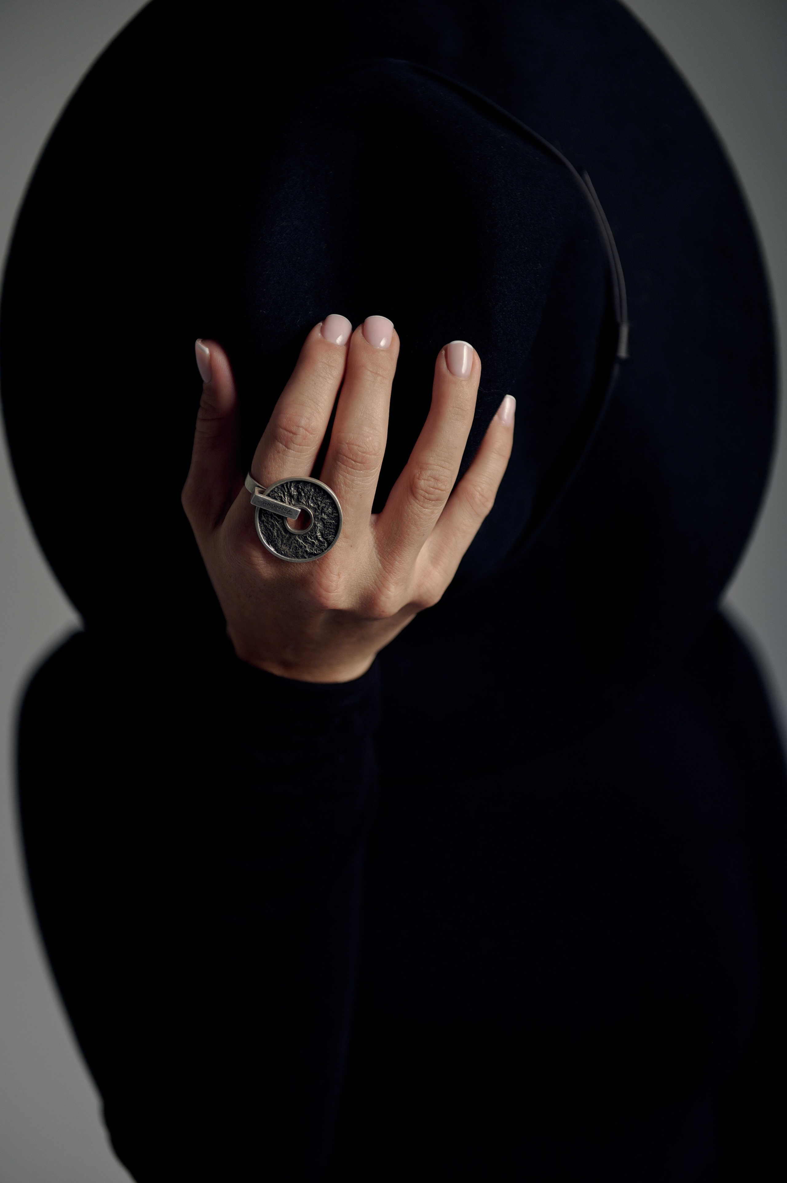 Ręka trzyma kapelusz