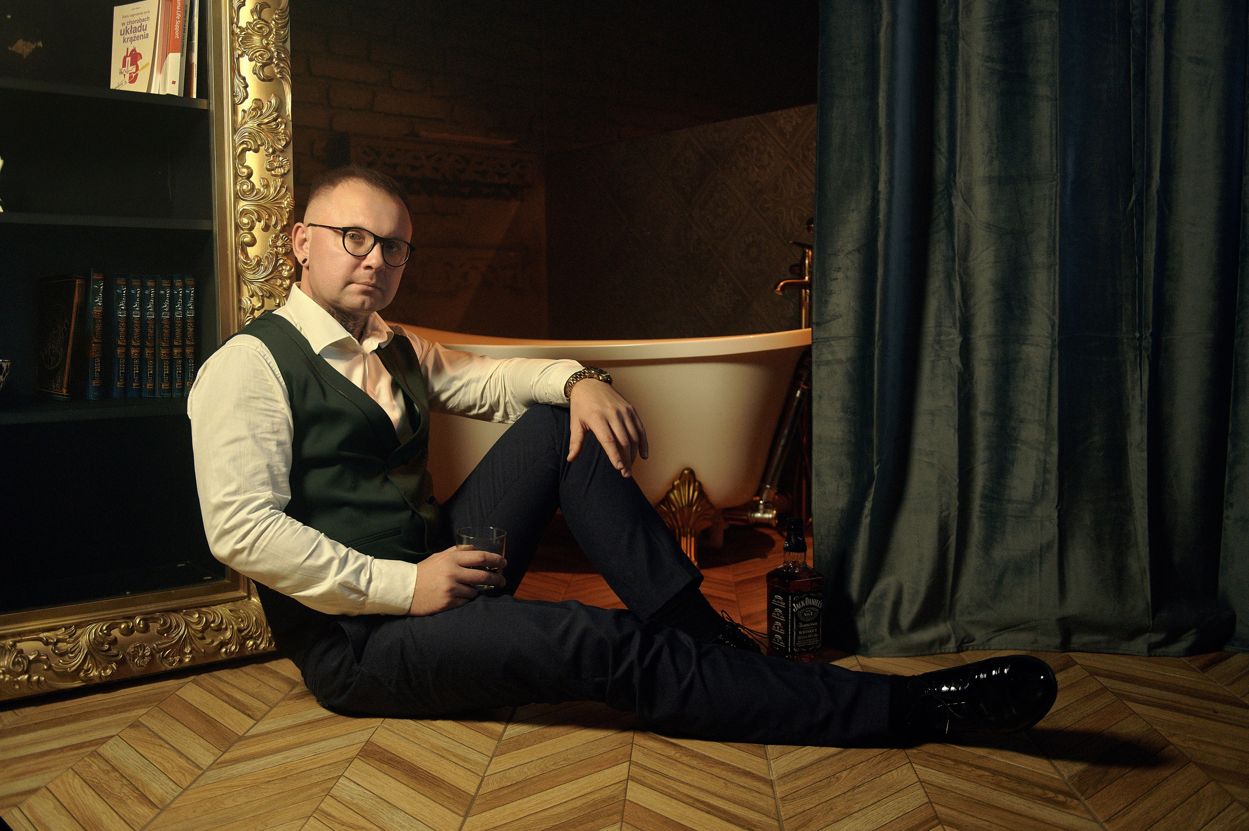 Sesja zdjęciowa z klimatem noir – męska stylizacja, światło i cień, wyrazista mimika