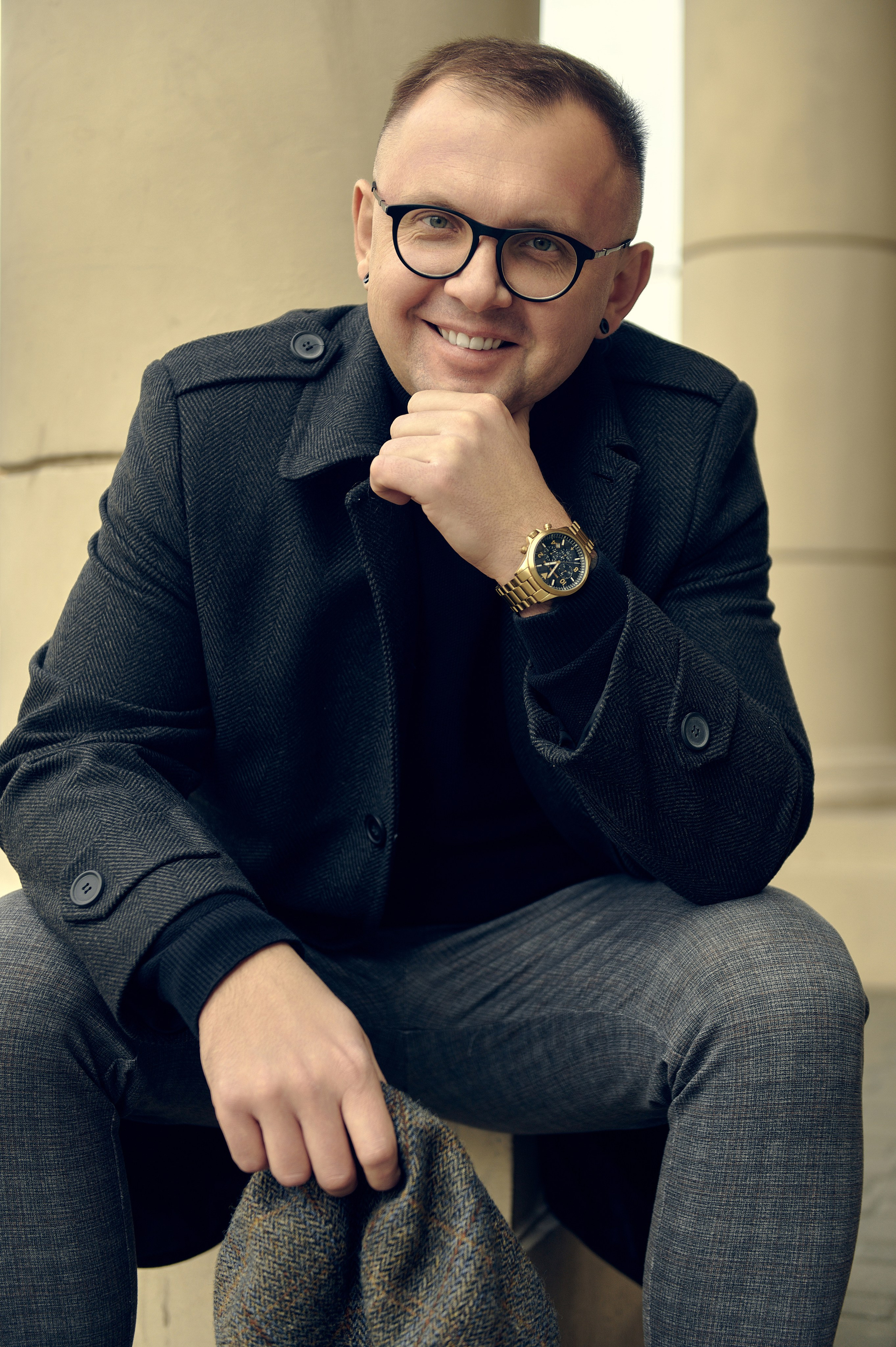 Zdjęcie mężczyzny z uśmiechiem