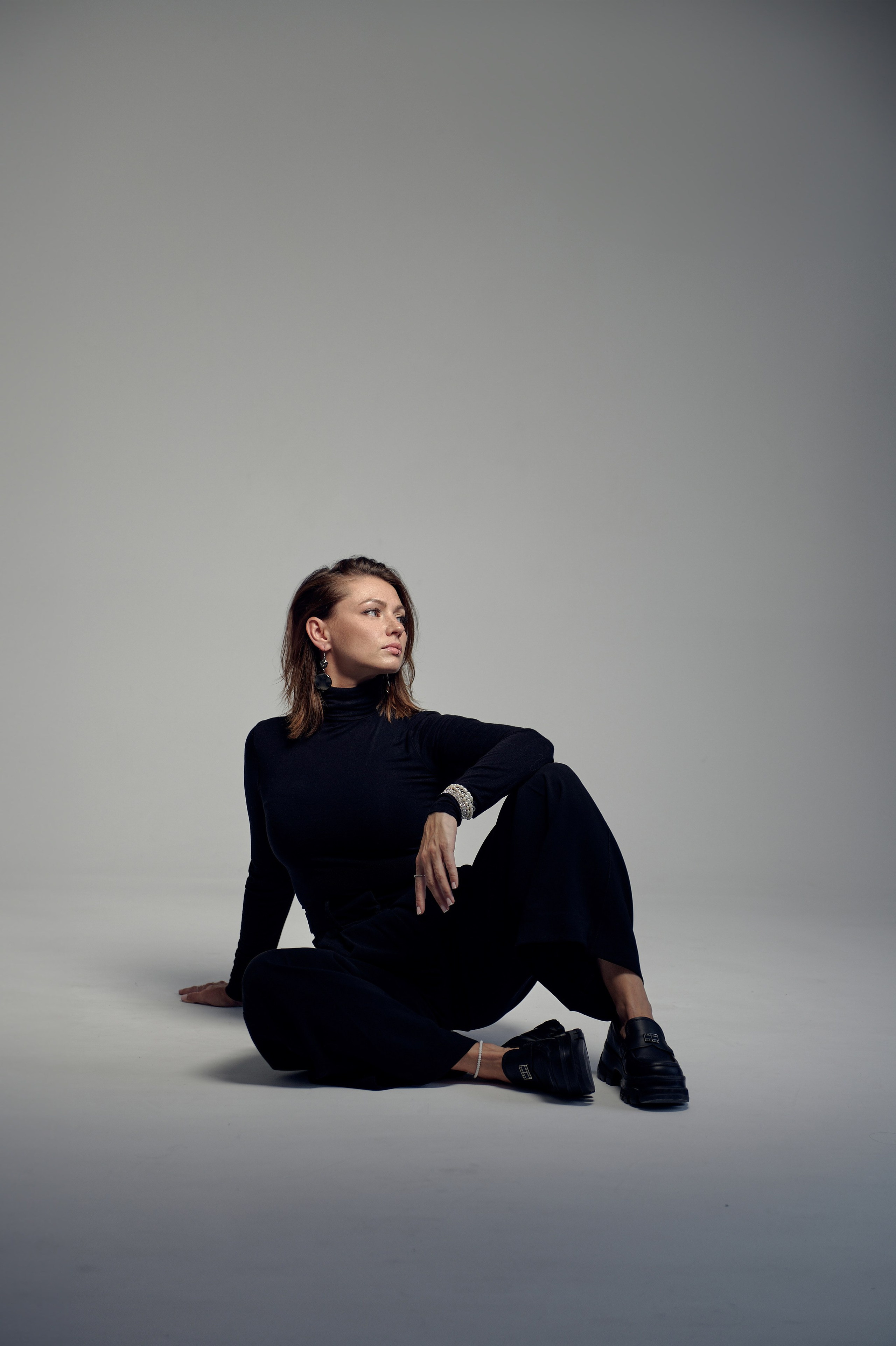 Kobiece zdjęcie w studio na cykloramie