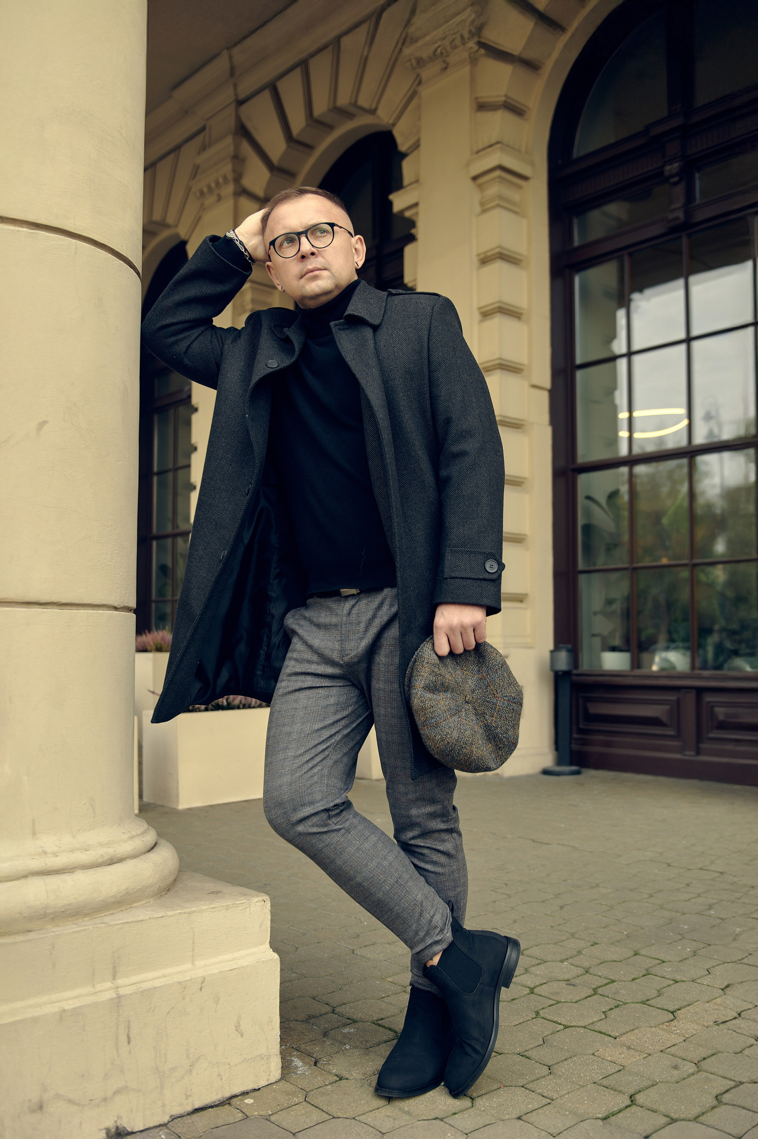 Zdjęcie męskie w czarnym golfie, płaszczu