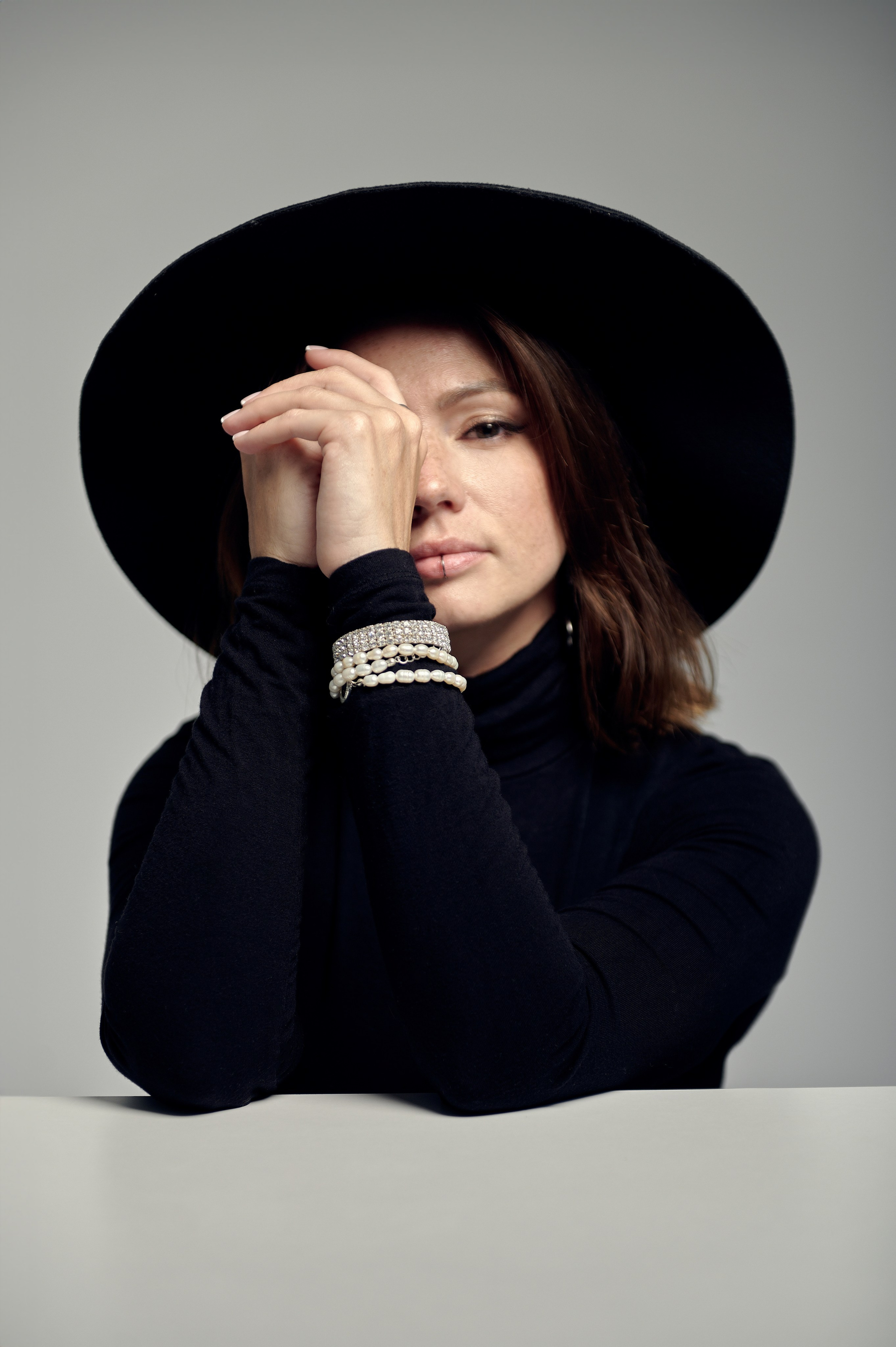 Portret kobiety w czarnym kapeluszu