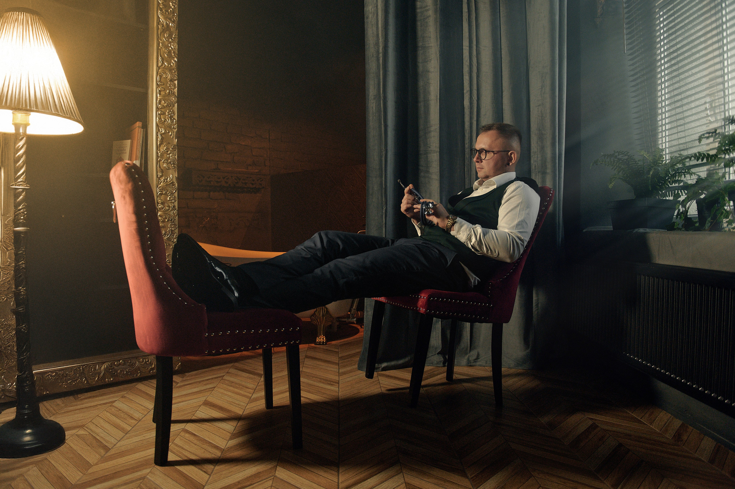 Mężczyzna w eleganckim wnętrzu – klimatyczna męska sesja artystyczna