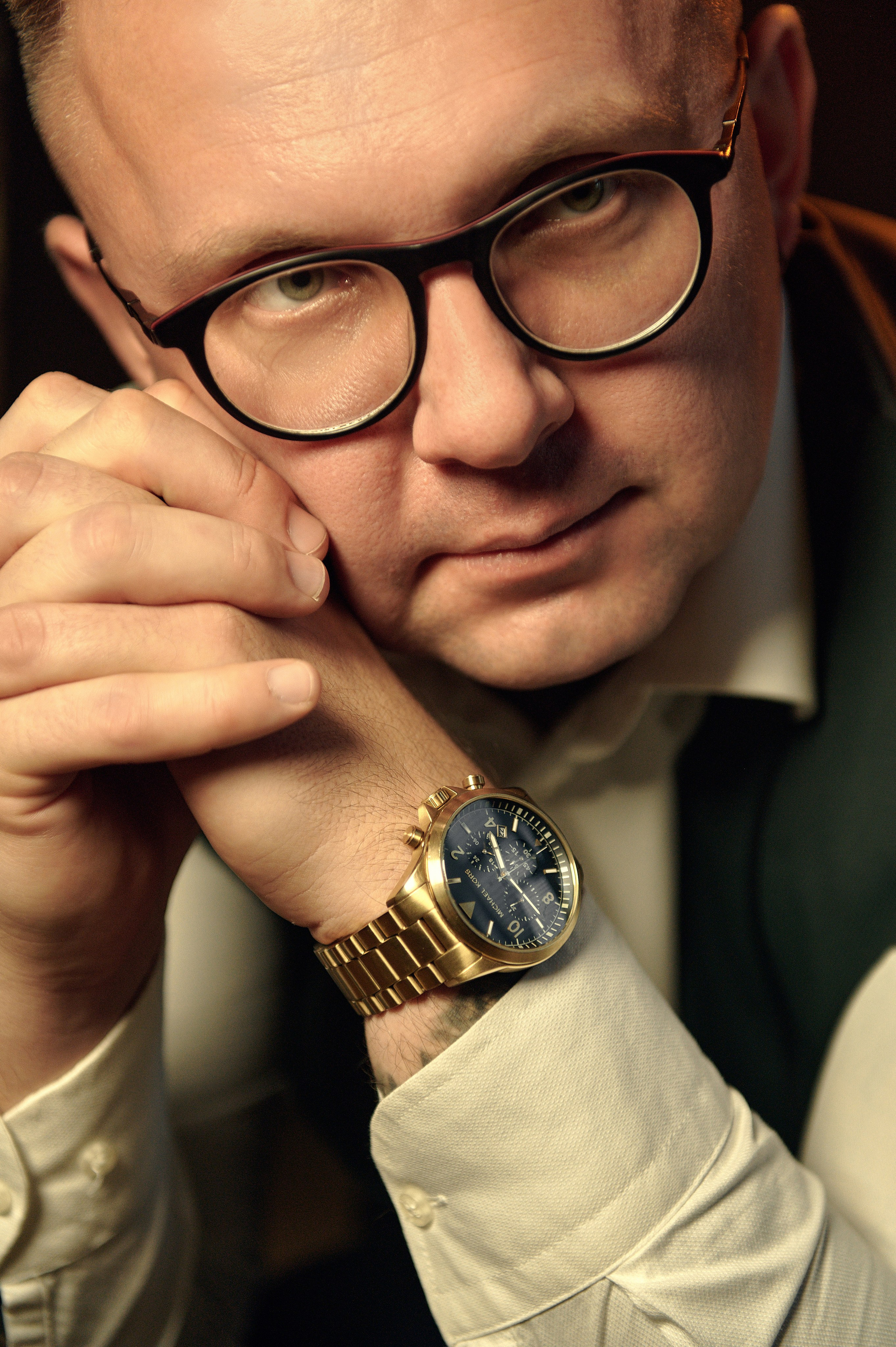 Zbliżenie na twarz mężczyzny z zegarkiem – detaliczna fotografia portretowa