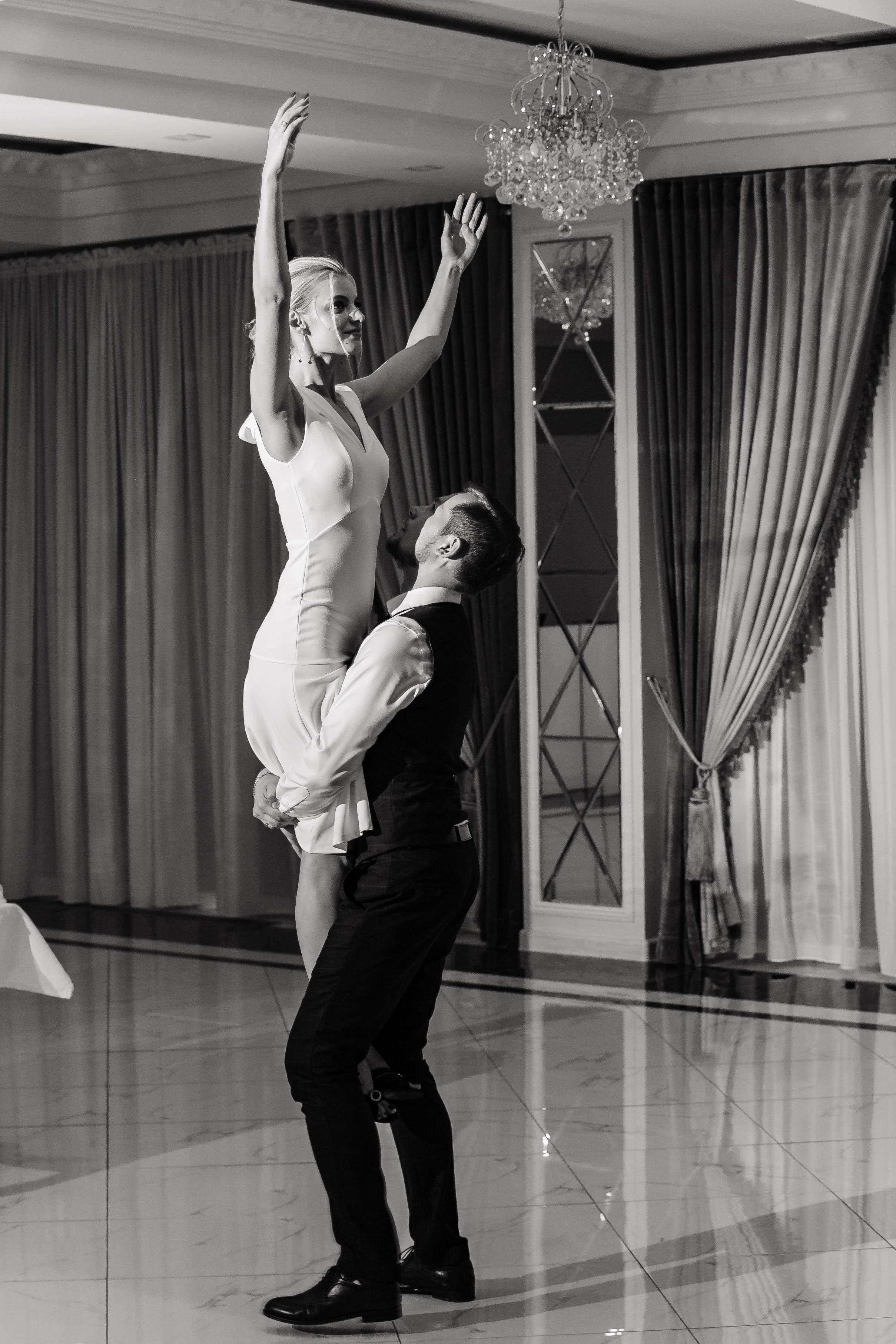 Servicii de Moderator,Dj,Lumini,Fum greu,Foto și video,Iepurasii de aur,Show programe la Chișinău și în afară țării.                                                                                          Услуги Ведущего,Диджея,Свет,Тяжелый дым,Фото и видео,Зеркальные кролики,Шоу программа в Кишиневе и по всему миру.    Viber,Whatsapp,Telegram:+37379886716.                                     