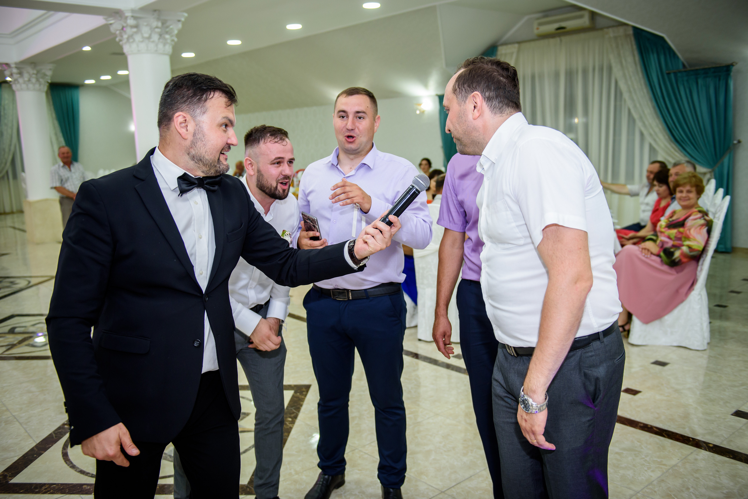 Moderator pentru nunta,cumatrie,zi de nastere,petrecerei corporative.                                                                        Ведущий на свадьбу Кишинев, Ведущий на день рождения  Кишинев, Ведущий на корпоратив Кишинев, Ведущий на выпускной Кишинев.           