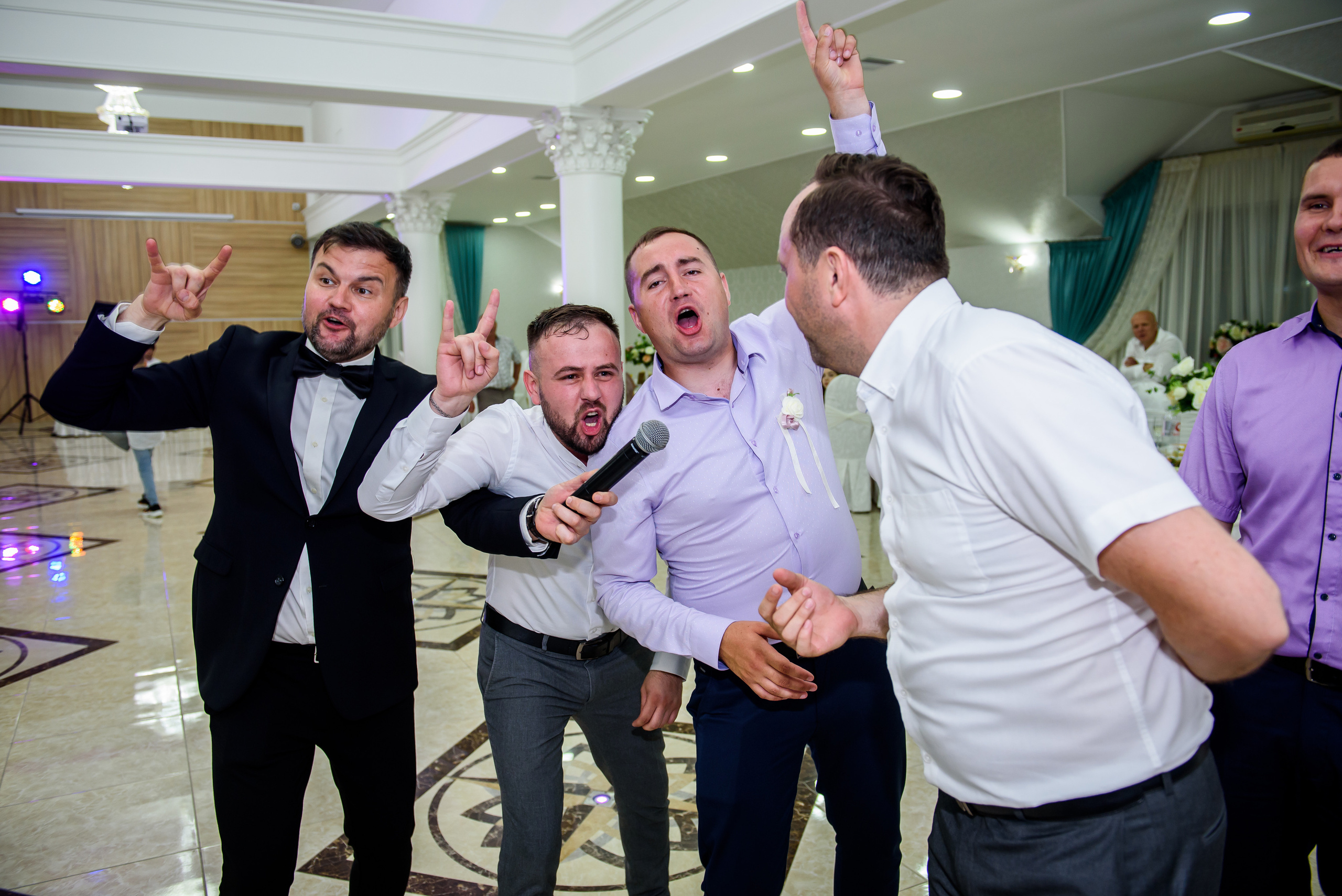 Moderator pentru nunta,cumatrie,zi de nastere,petrecerei corporative.                                                                        Ведущий на свадьбу Кишинев, Ведущий на день рождения  Кишинев, Ведущий на корпоратив Кишинев, Ведущий на выпускной Кишинев.           