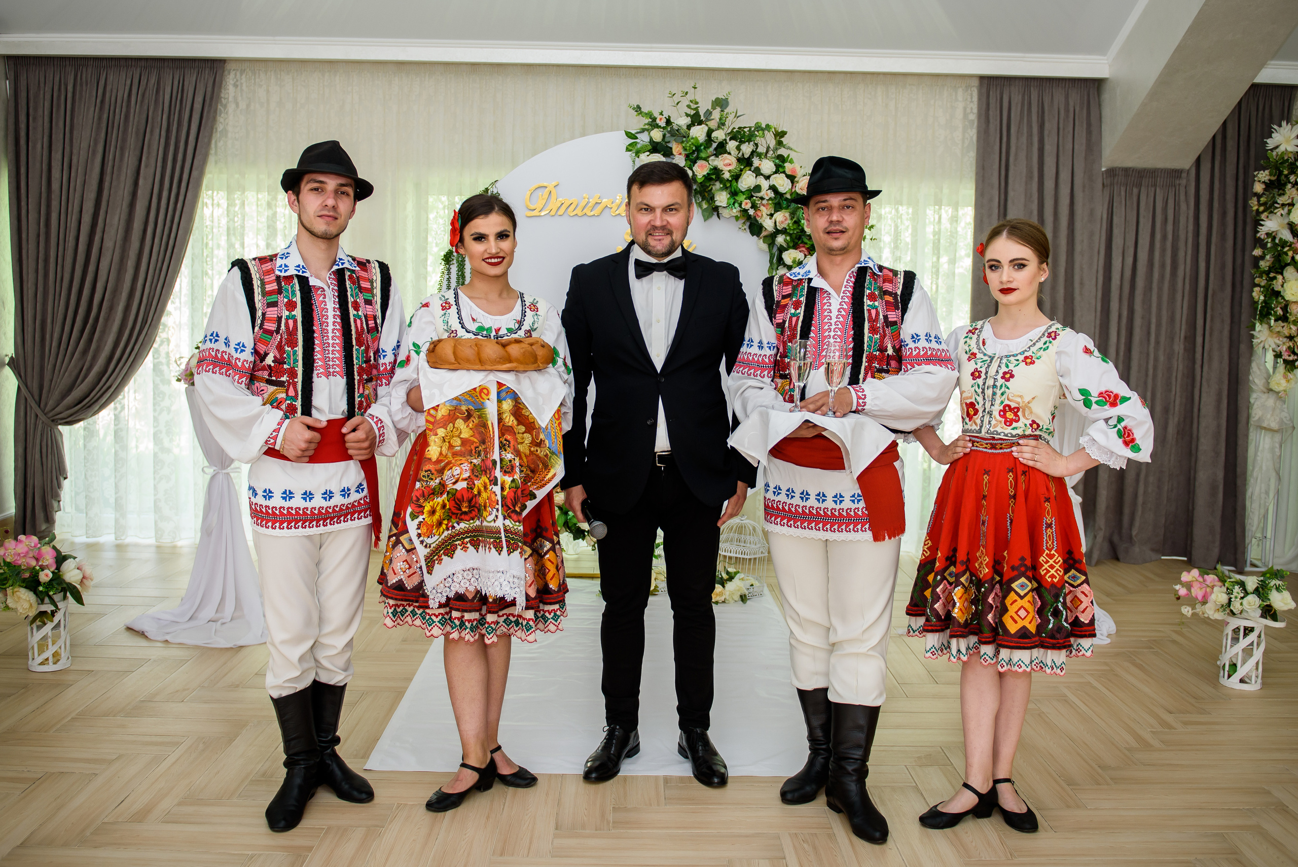 Moderator pentru nunta,cumatrie,zi de nastere,petrecerei corporative.                                                                        Ведущий на свадьбу Кишинев, Ведущий на день рождения  Кишинев, Ведущий на корпоратив Кишинев, Ведущий на выпускной Кишинев.           