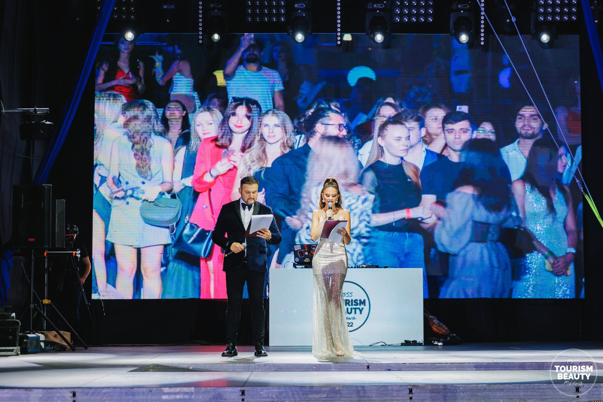 Servicii de Moderator,Dj,Lumini,Fum greu,Foto și video,Iepurasii de aur,Show programe la Chișinău și în afară țării.                                                                                          Услуги Ведущего,Диджея,Свет,Тяжелый дым,Фото и видео,Зеркальные кролики,Шоу программа в Кишиневе и по всему миру.    Viber,Whatsapp,Telegram:+37379886716.                                     