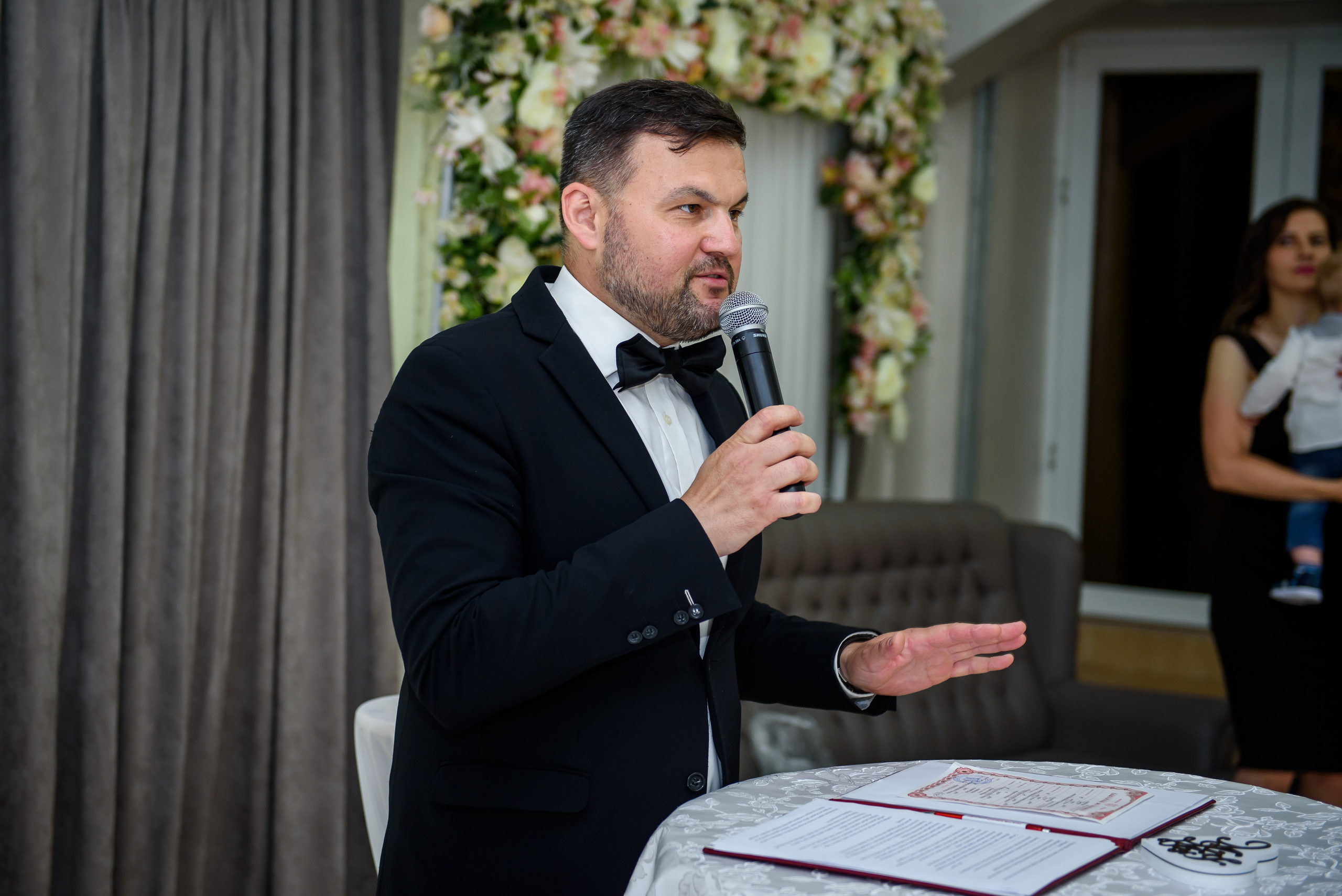 Moderator pentru nunta,cumatrie,zi de nastere,petrecerei corporative.                                                                        Ведущий на свадьбу Кишинев, Ведущий на день рождения  Кишинев, Ведущий на корпоратив Кишинев, Ведущий на выпускной Кишинев.           