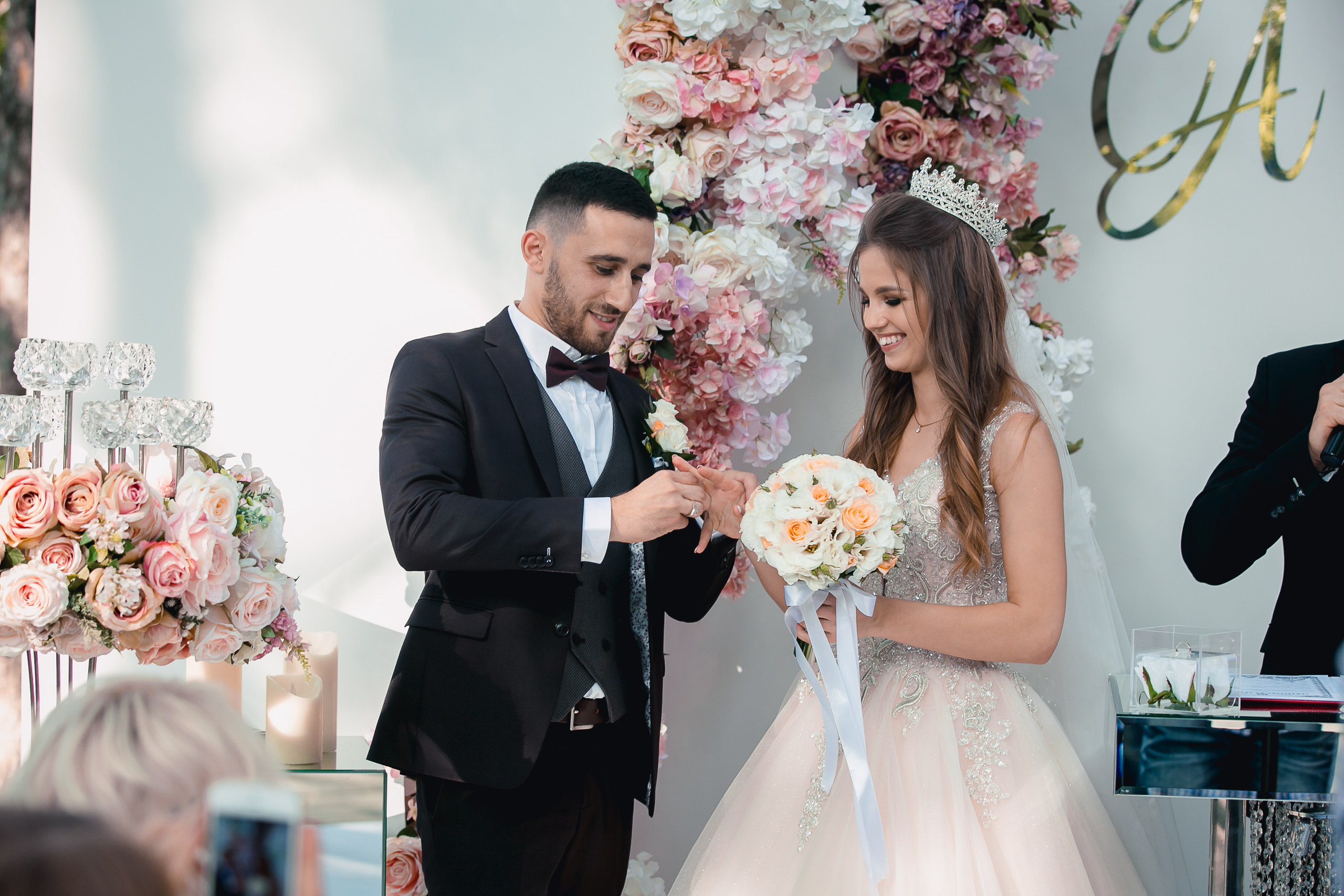 Moderator pentru nunta,cumatrie,zi de nastere,petrecerei corporative.                                                                        Ведущий на свадьбу Кишинев, Ведущий на день рождения  Кишинев, Ведущий на корпоратив Кишинев, Ведущий на выпускной Кишинев.           