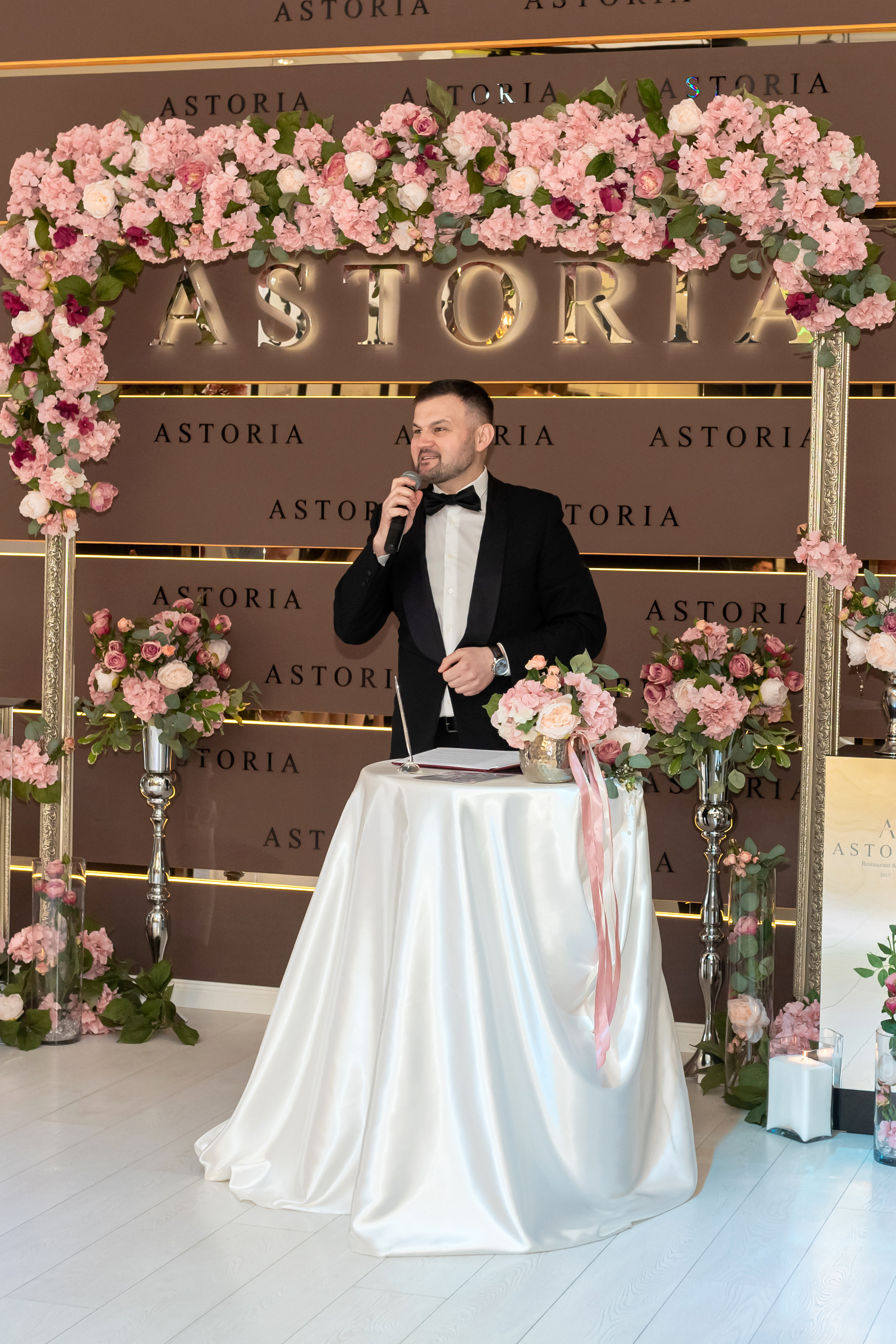 Moderator pentru nunta,cumatrie,zi de nastere,petrecerei corporative.                                                                        Ведущий на свадьбу Кишинев, Ведущий на день рождения  Кишинев, Ведущий на корпоратив Кишинев, Ведущий на выпускной Кишинев.           